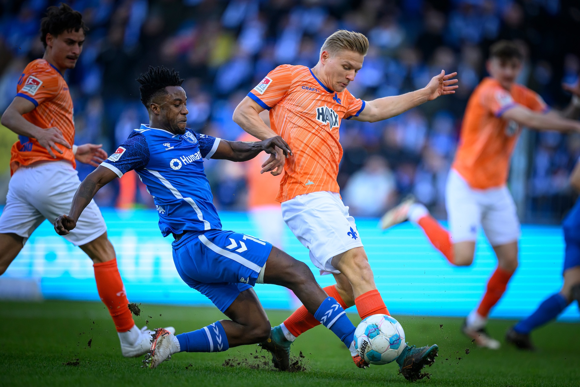 Lubambo Musonda (links) im Zweikampf mit Andreas Müller