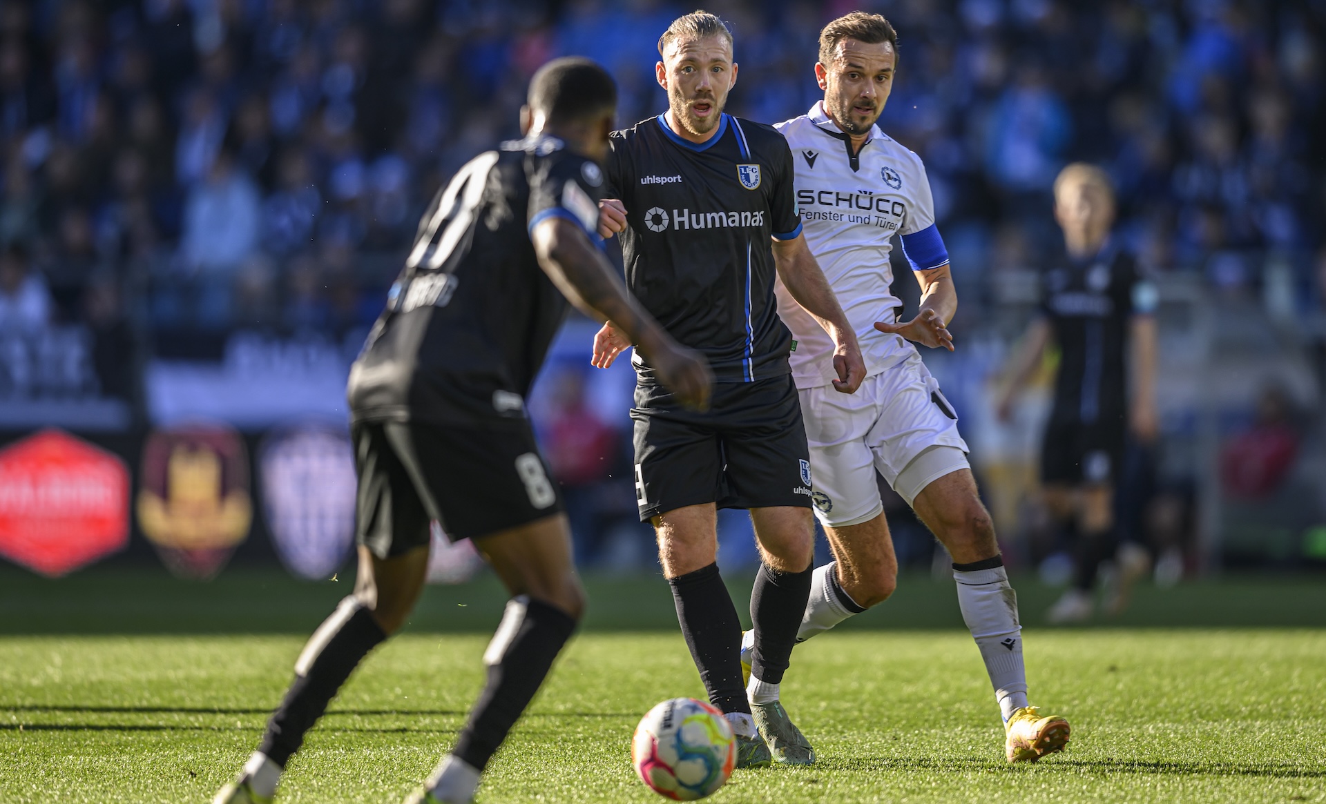 Zuletzt trafen Connor Krempicki (Mitte) und der FCM in der Saison 2022/23 auf Arminia Bielefeld.