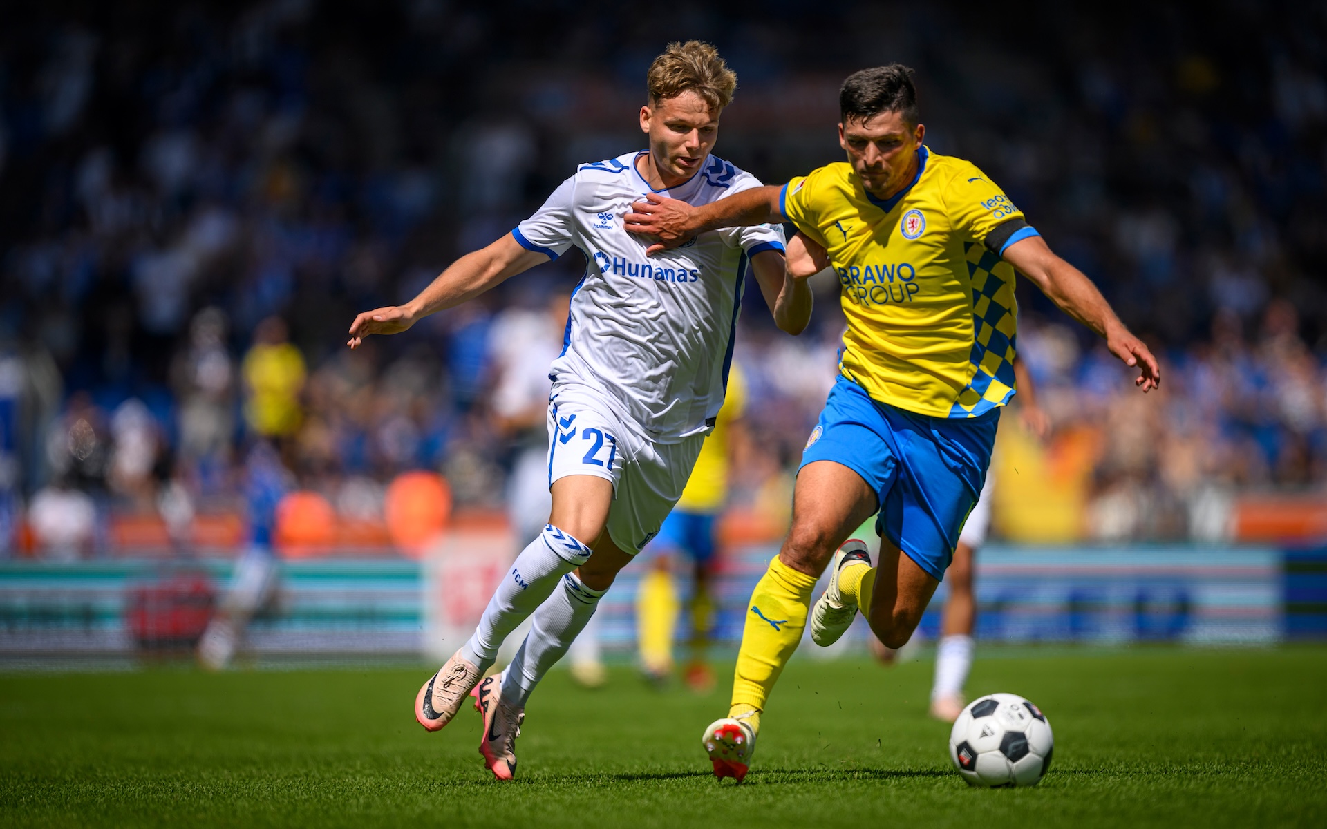 Philipp Hercher (links) im Duell mit Braunschweis Jannis Nikolaou.