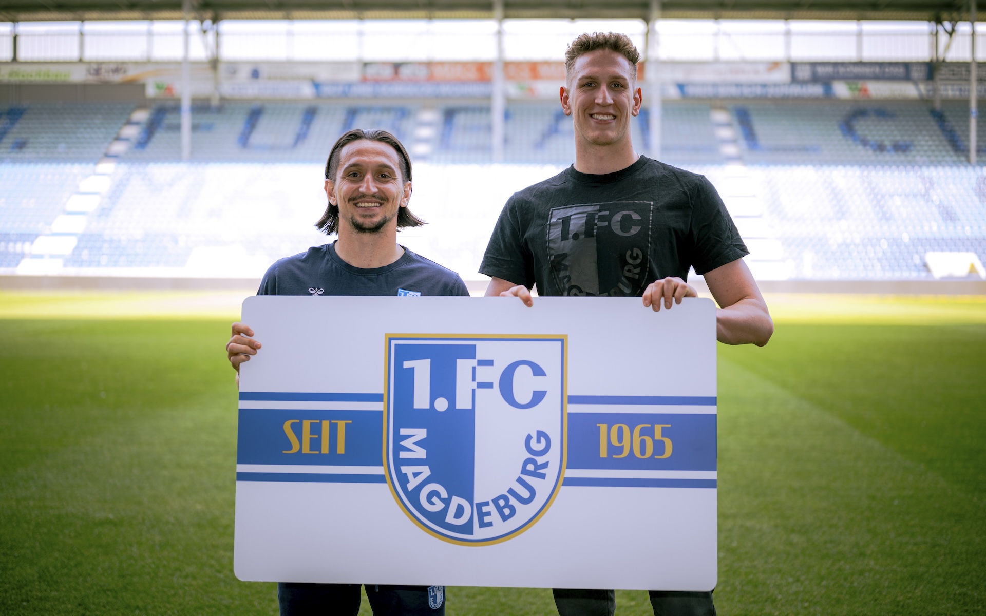 Lukas Märtens (rechts) und Baris Atik mit der Dauerkarte