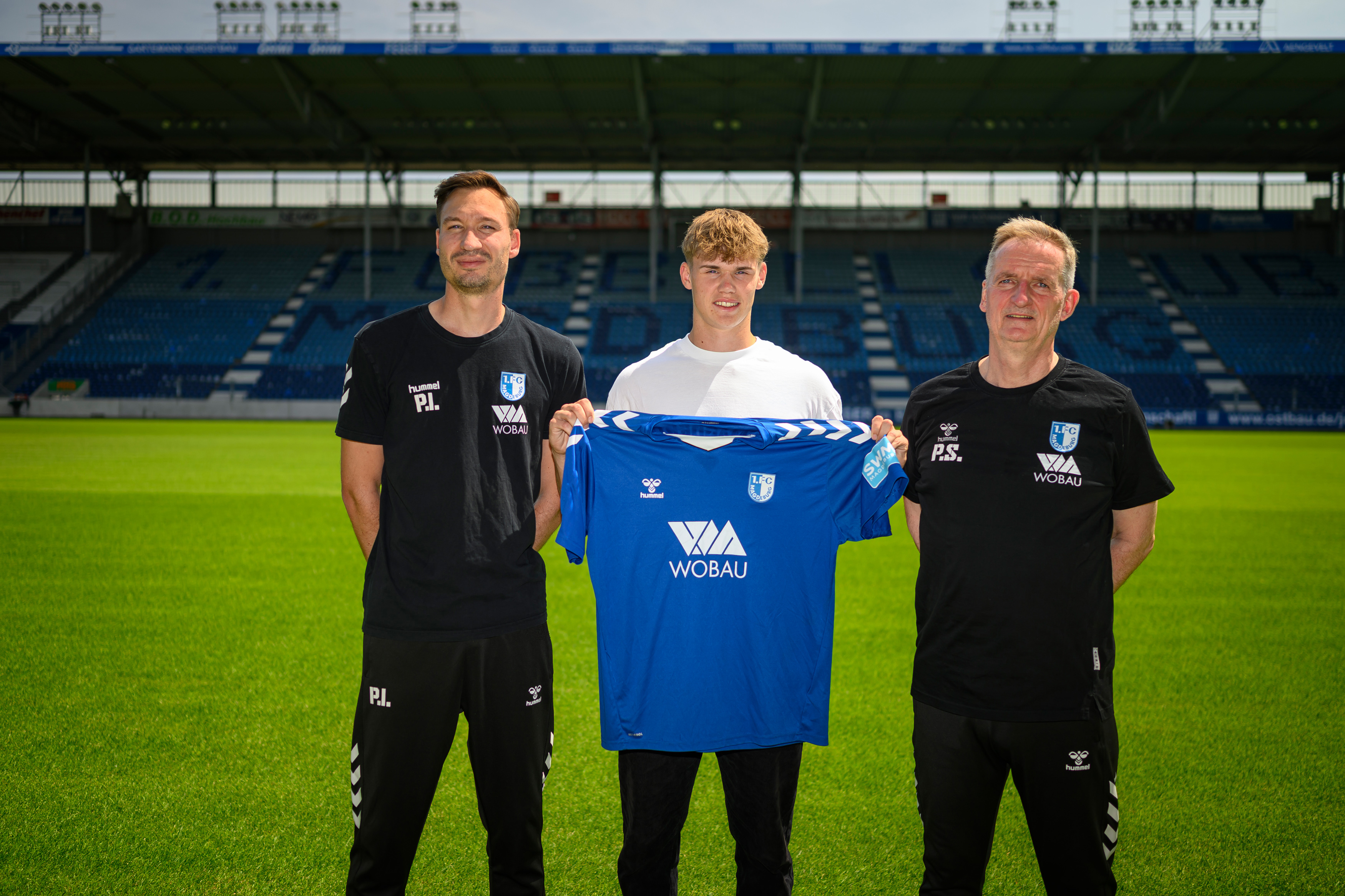 Marvin Pohl (Mitte) mit Petrik Sander (rechts) und Pascal Ibold.