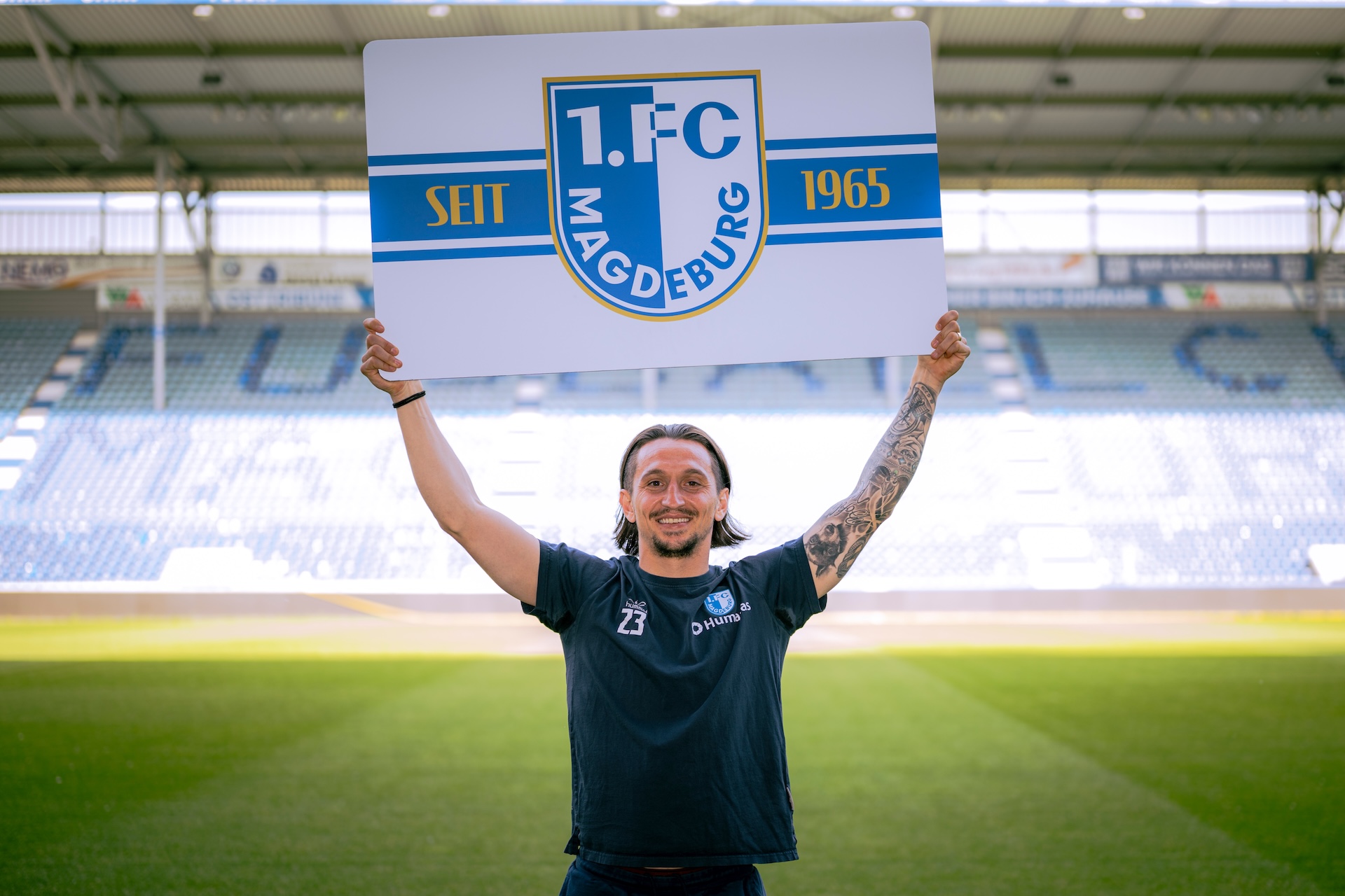 Baris Atik mit der Dauerkarte