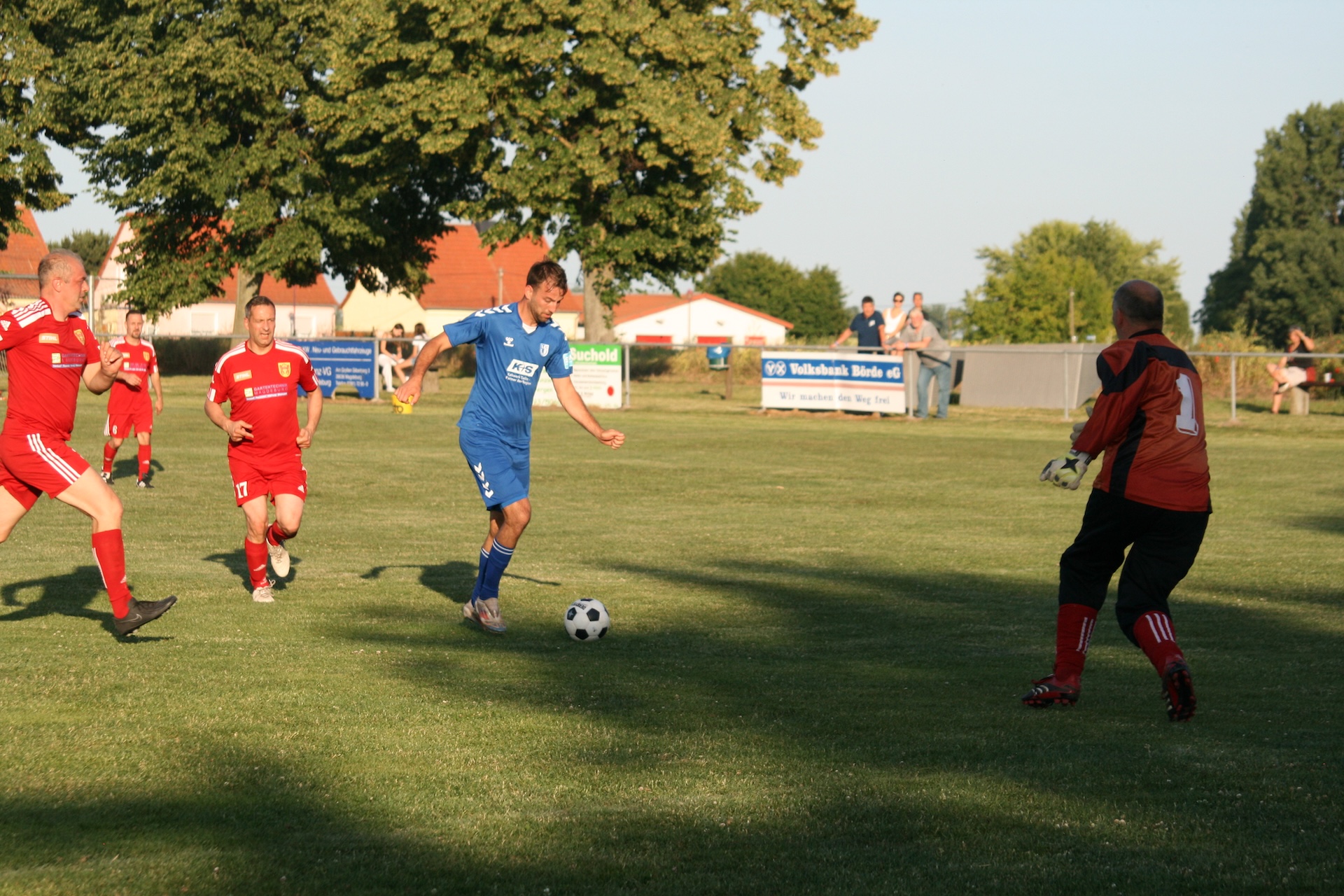 Christian Beck (Mitte) beim Spiel in Rodensleben