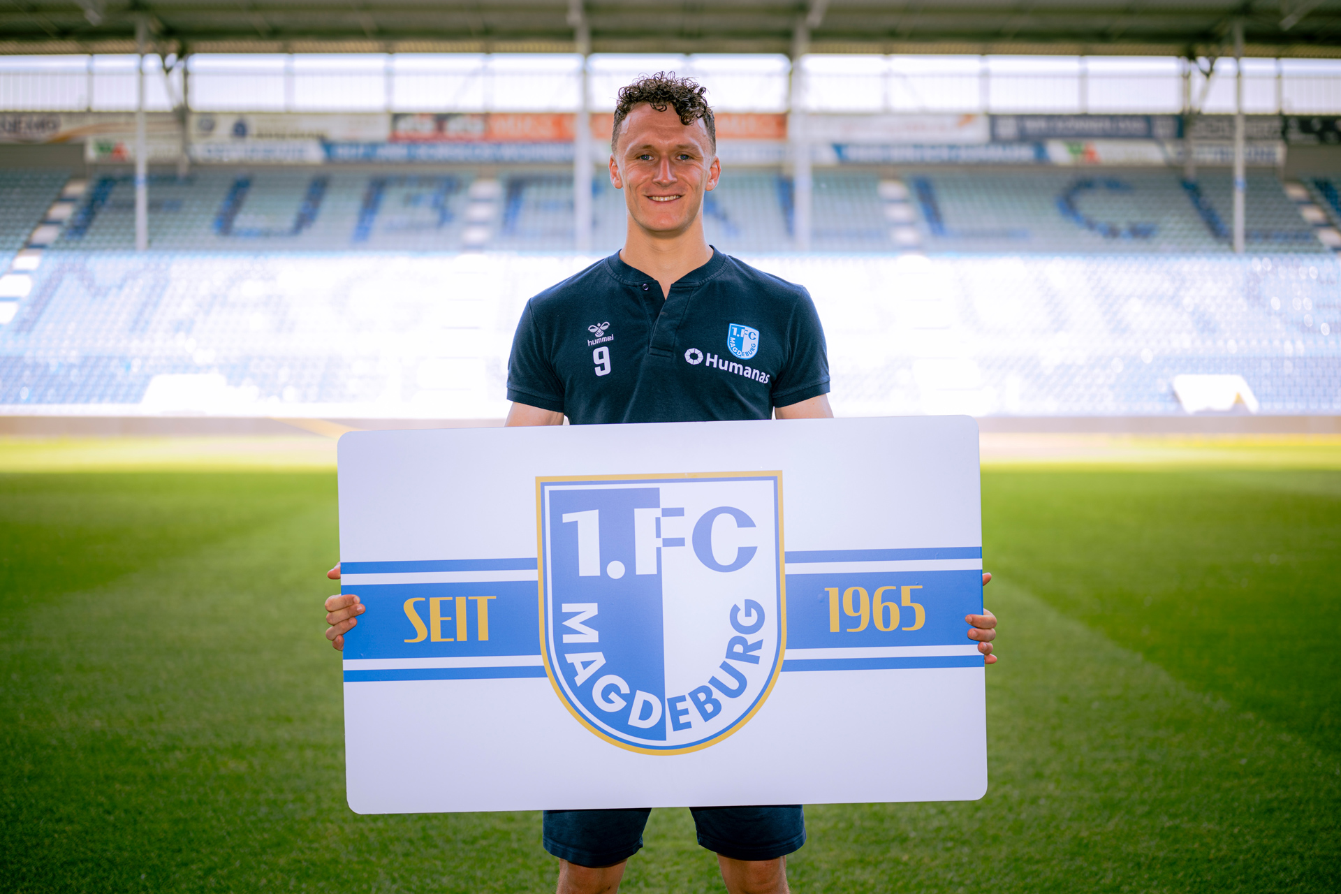 Martijn Kaars zeigt die neue Dauerkarte.