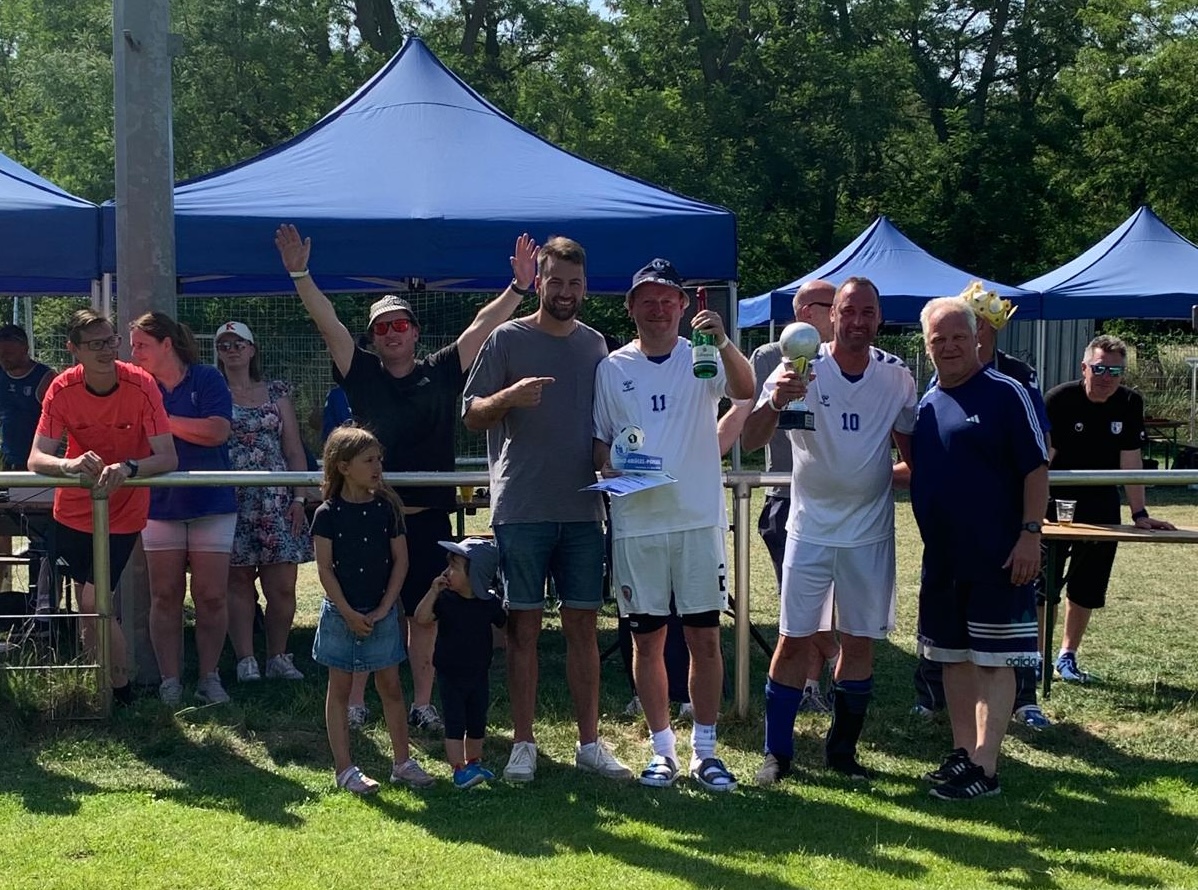 Christian Beck (Mitte) nahm die Siegerehrung vor.