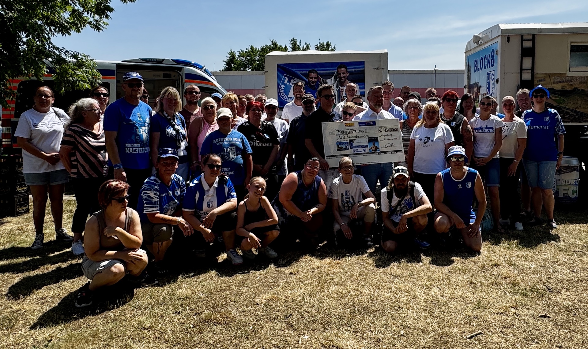 Gemeinsames Gruppenbild bei der Scheckübergabe.