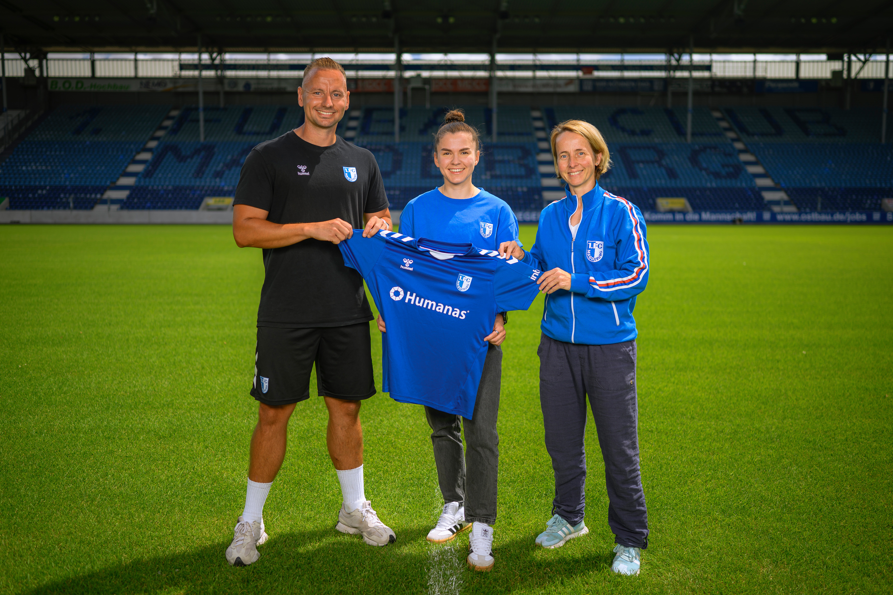 Latoya Bach (Mitte) mit Kati Krohn (rechts) und Cheftrainer Nico Koch