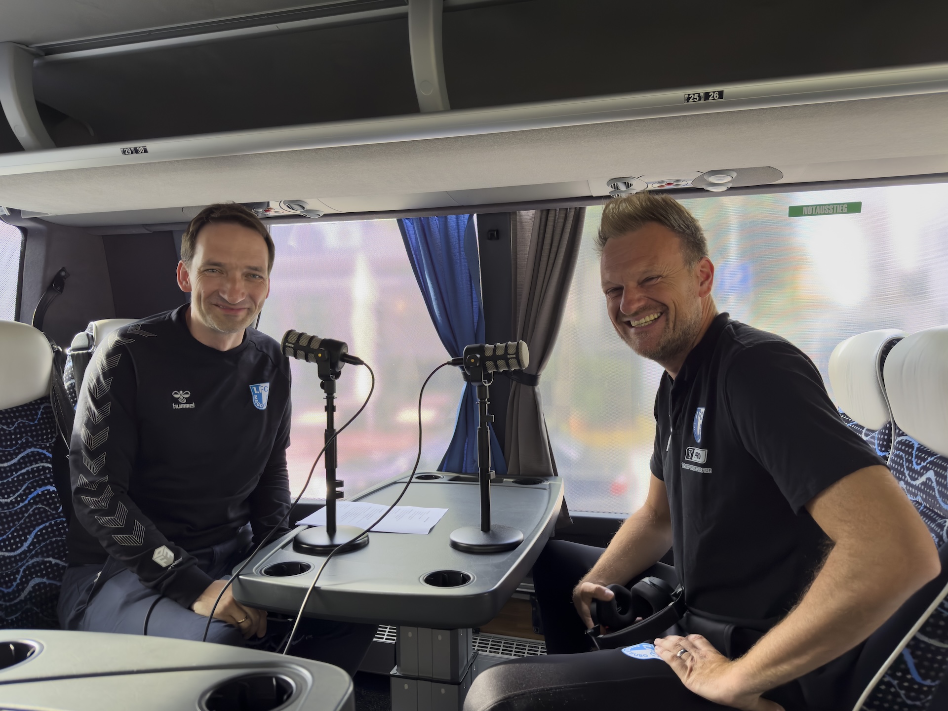 Markus Fiedler (rechts) und Manuel Holscher bei der Podcast-Aufnahme im FCM-Mannschaftsbus