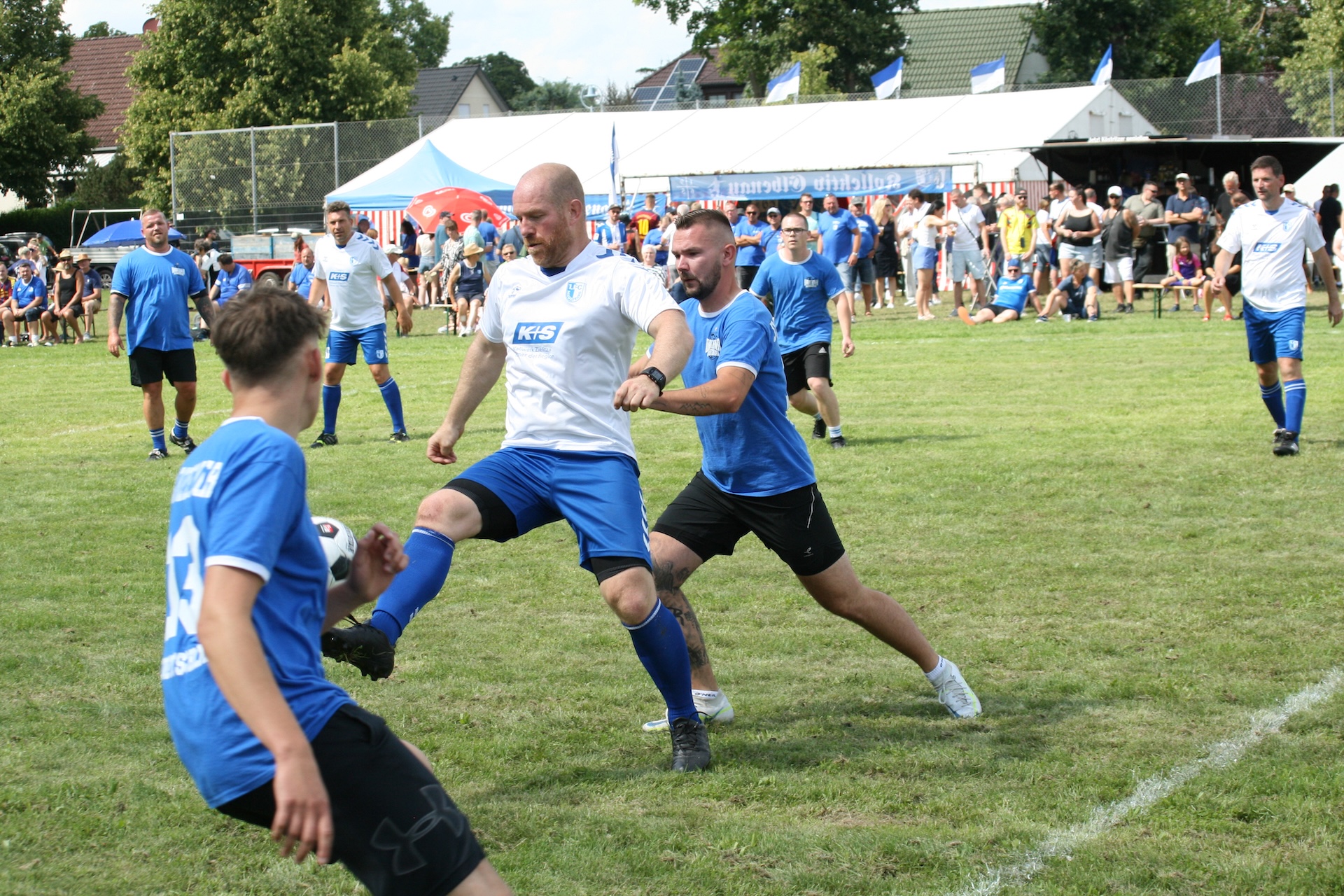 Peter Otte (Mitte) hielt die Abwehr sicher zusammen.