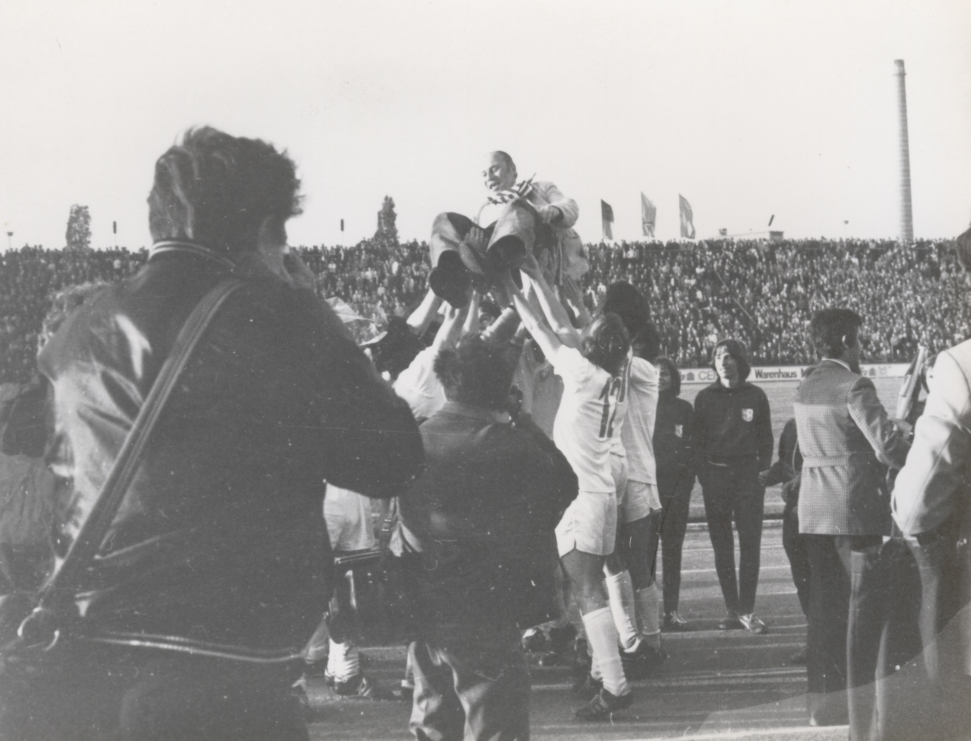Die Mannschaft feiert Trainer Heinz Krügel.