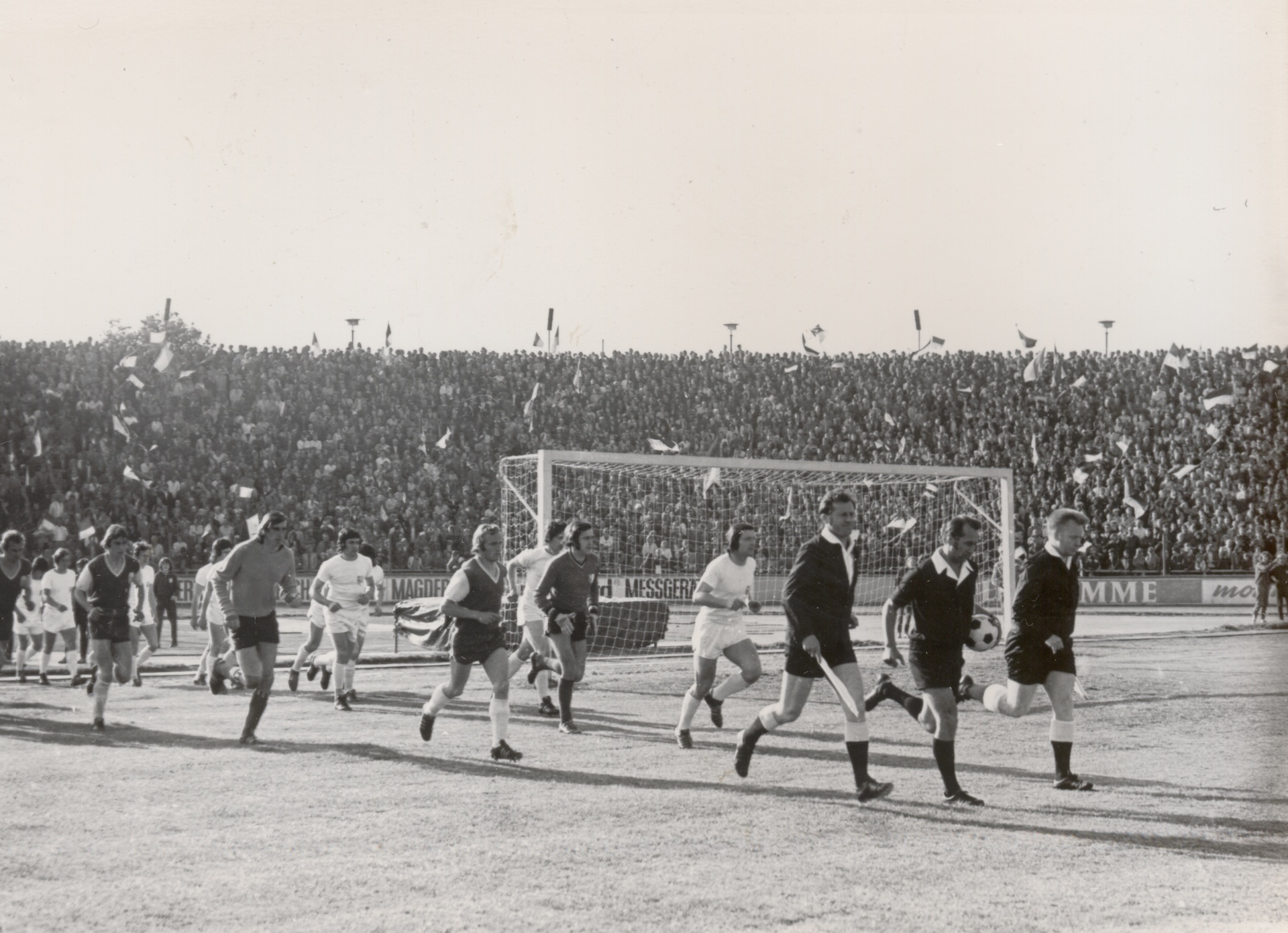 Auflaufen der beiden Mannschaften.