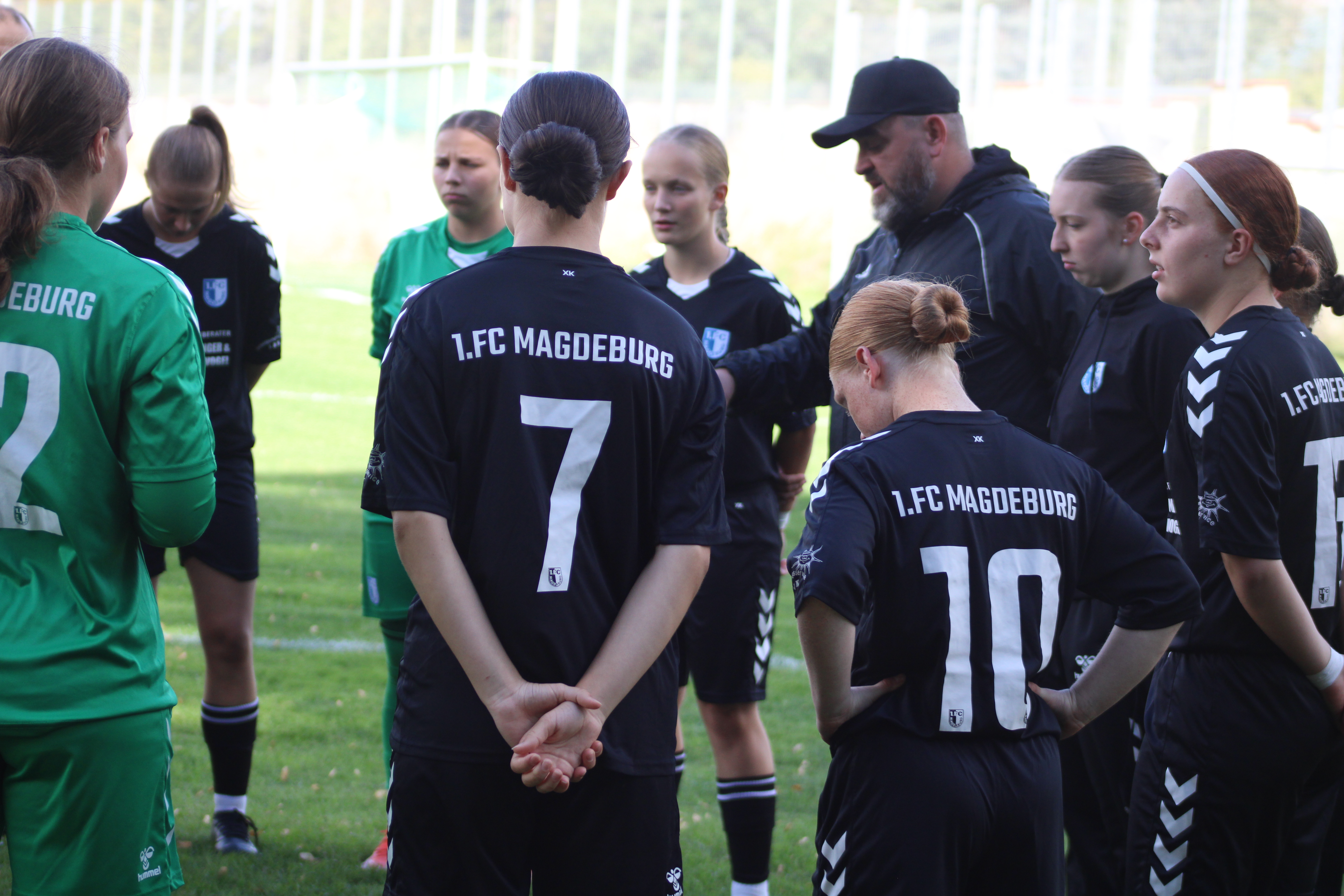 Besprechung der U-17-Juniorinnen