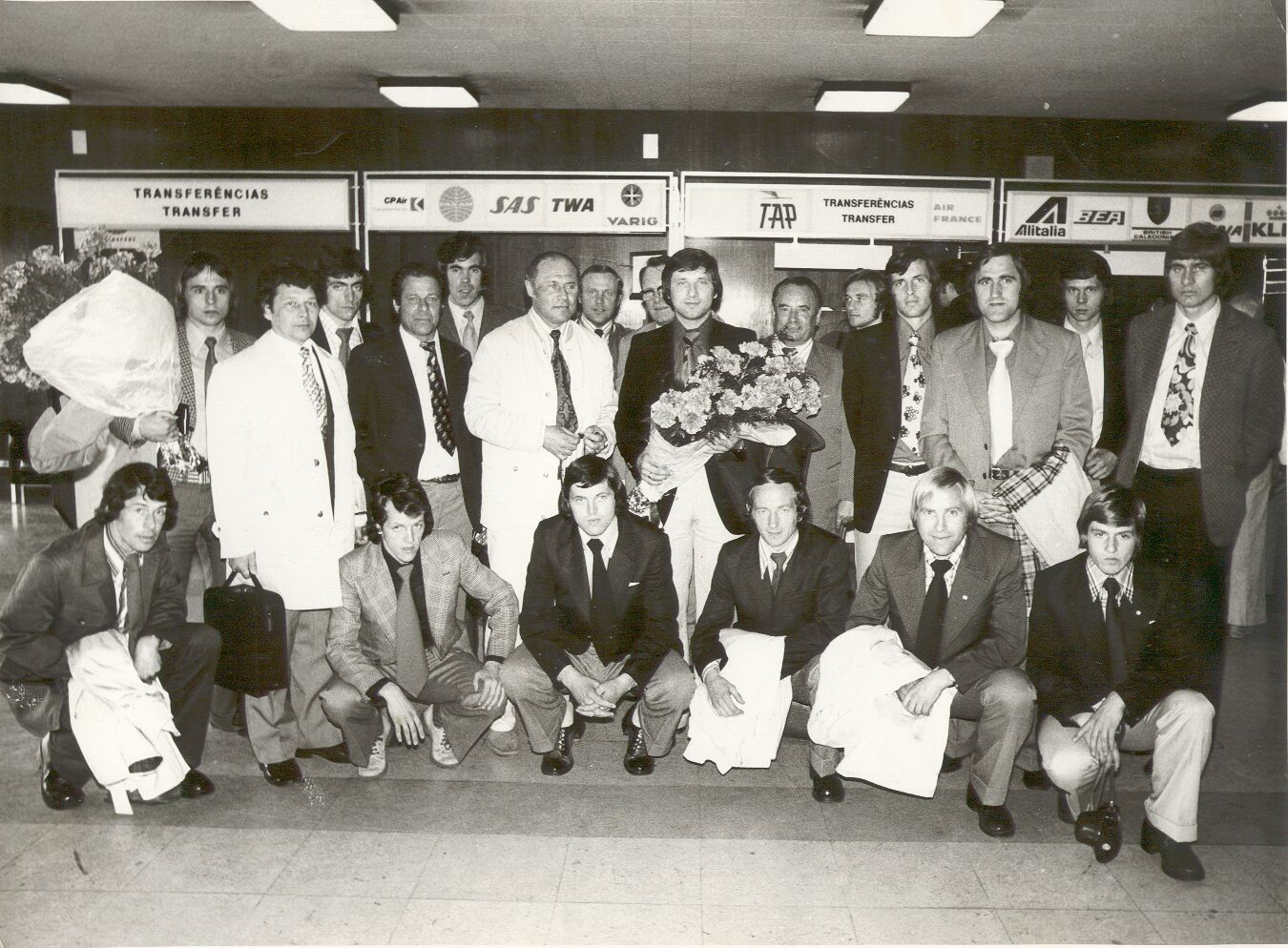 Ein stolzer Heinz Krügel empfing seine Mannschaft am Flughafen von Lissabon.