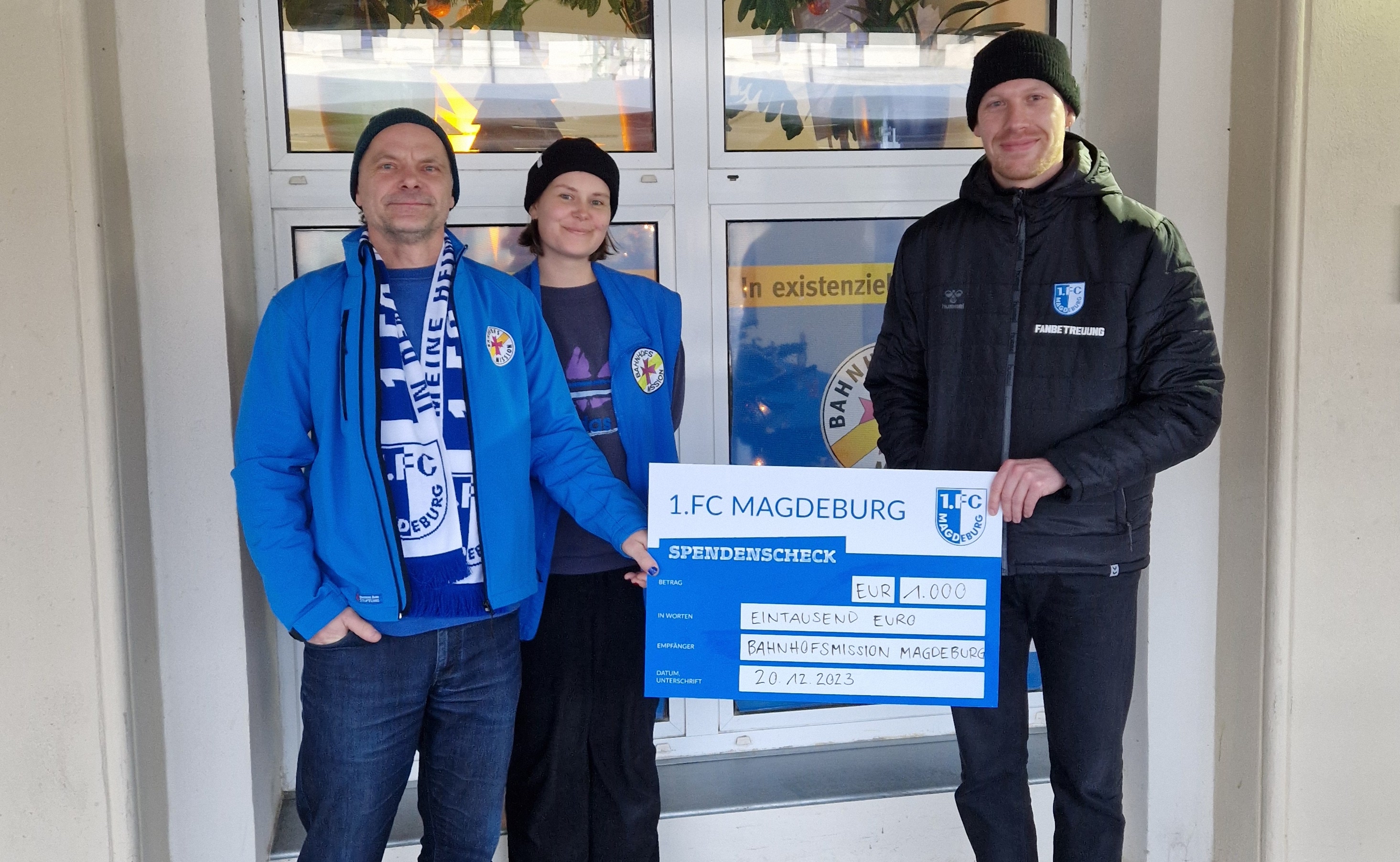 Leiter Florian Sosnowksi (links) und eine Mitarbeiterin der Bahnhofsmission Magdeburg nahmen die Spende entgegen.