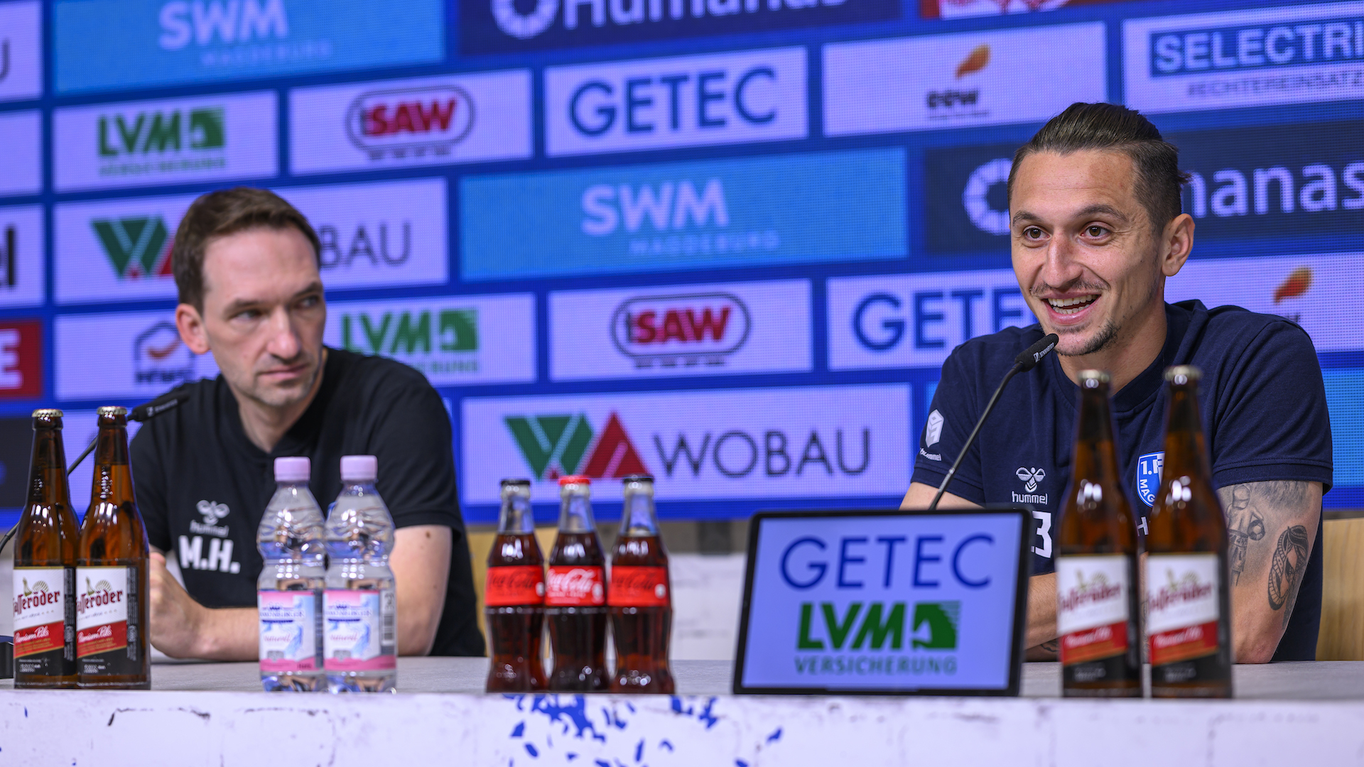 Manuel Holscher(links) und Baris Atik während einer Medienrunde