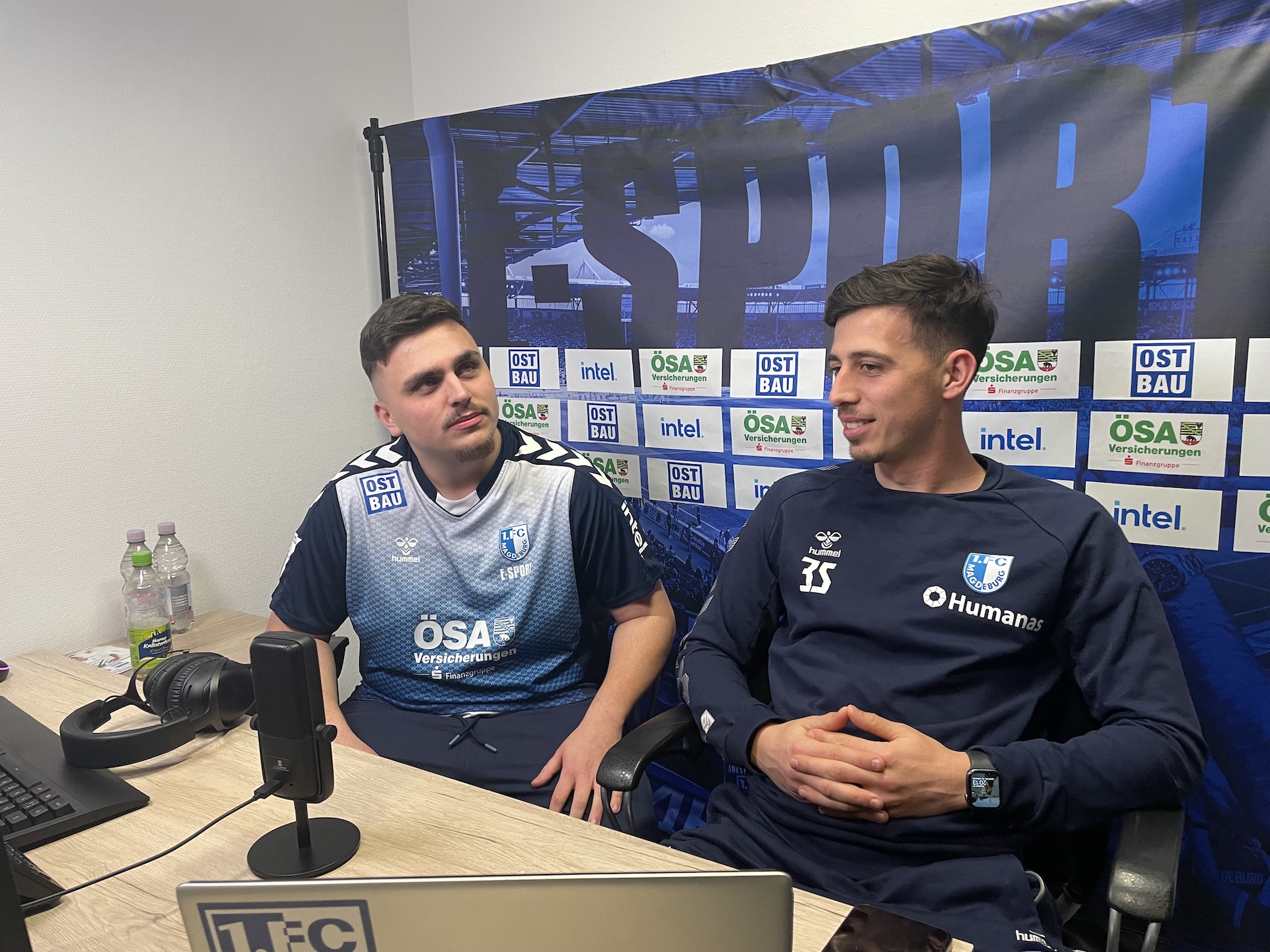 FCM-Profi Stefan Korsch (rechts) war als Co-Kommentator im Livestream dabei.