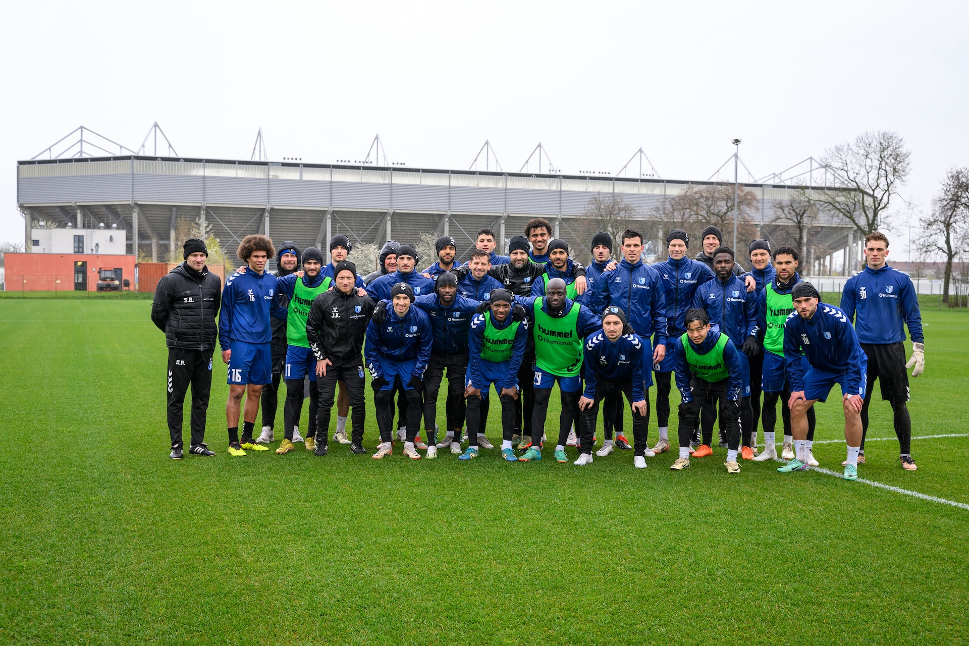 Unsere Mannschaft auf dem neuen Platz 1 hinter der MDCC-Arena.