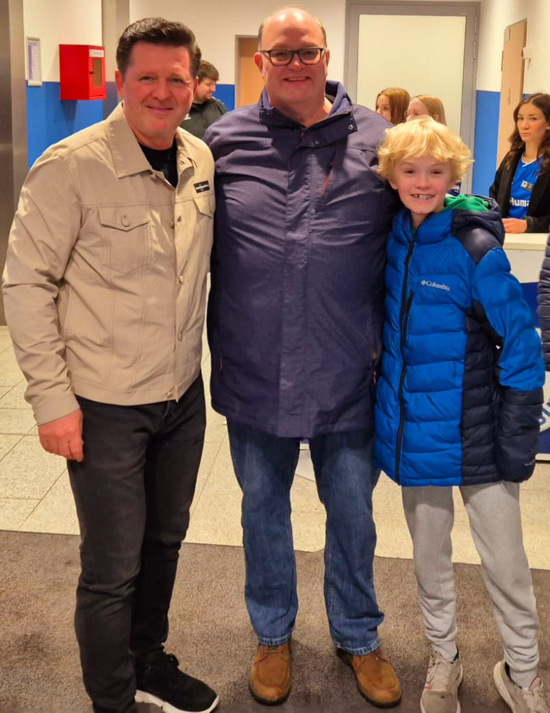 Dirk und Quinn Meyer mit Trainer Christian Titz.