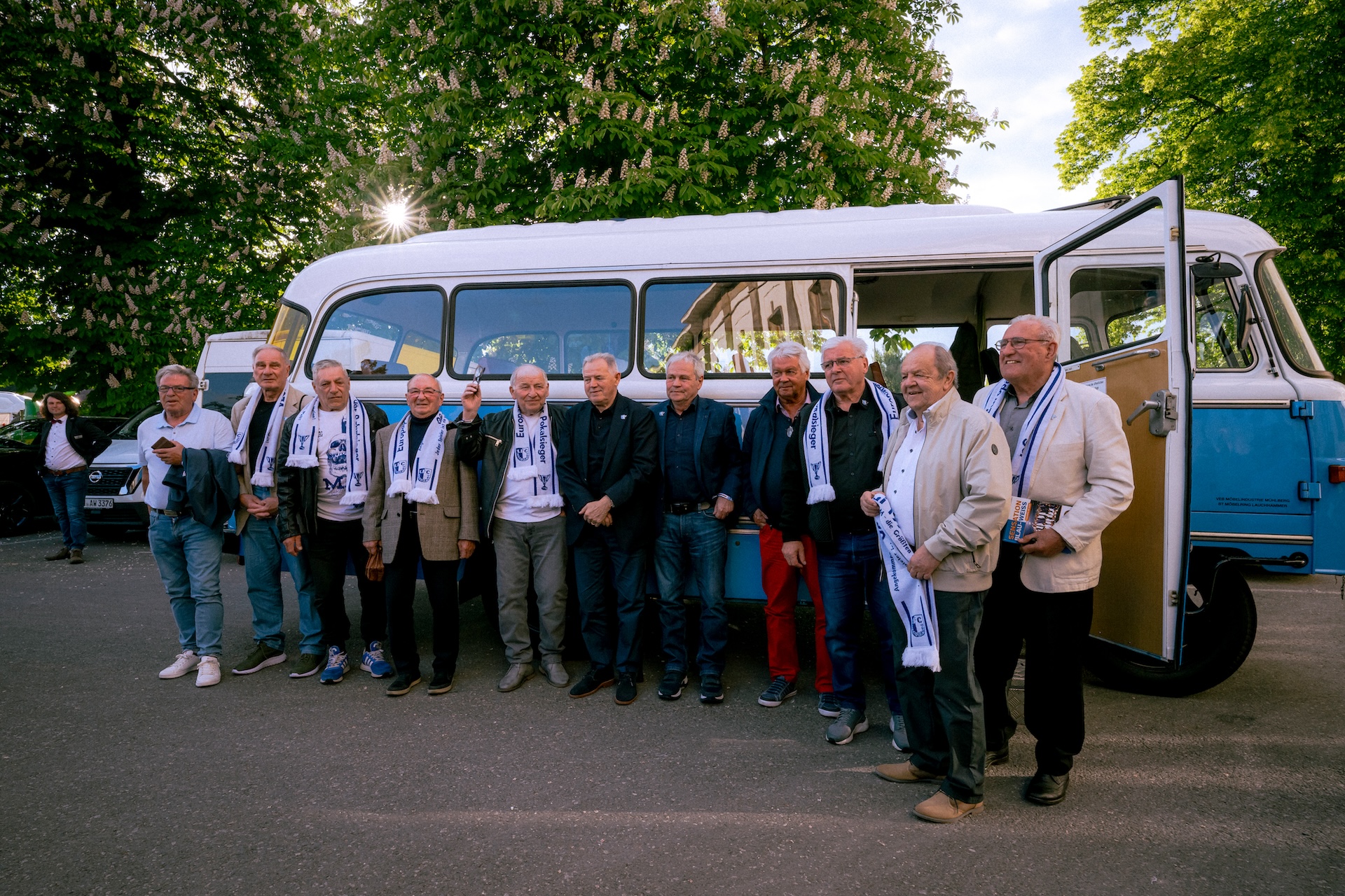 Die Mannschaft von 1974 vor der Fahrt mit dem Bus.