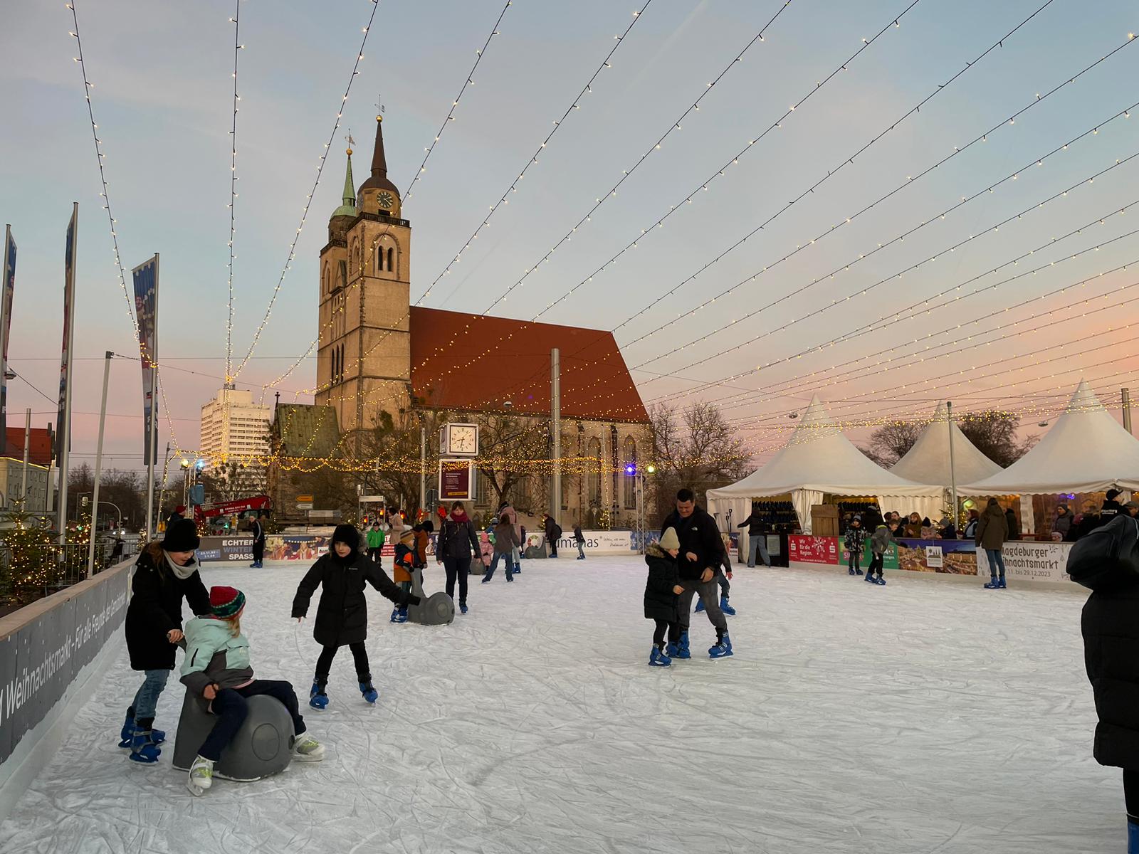 Blau-Weißes Schlittschuhlaufen