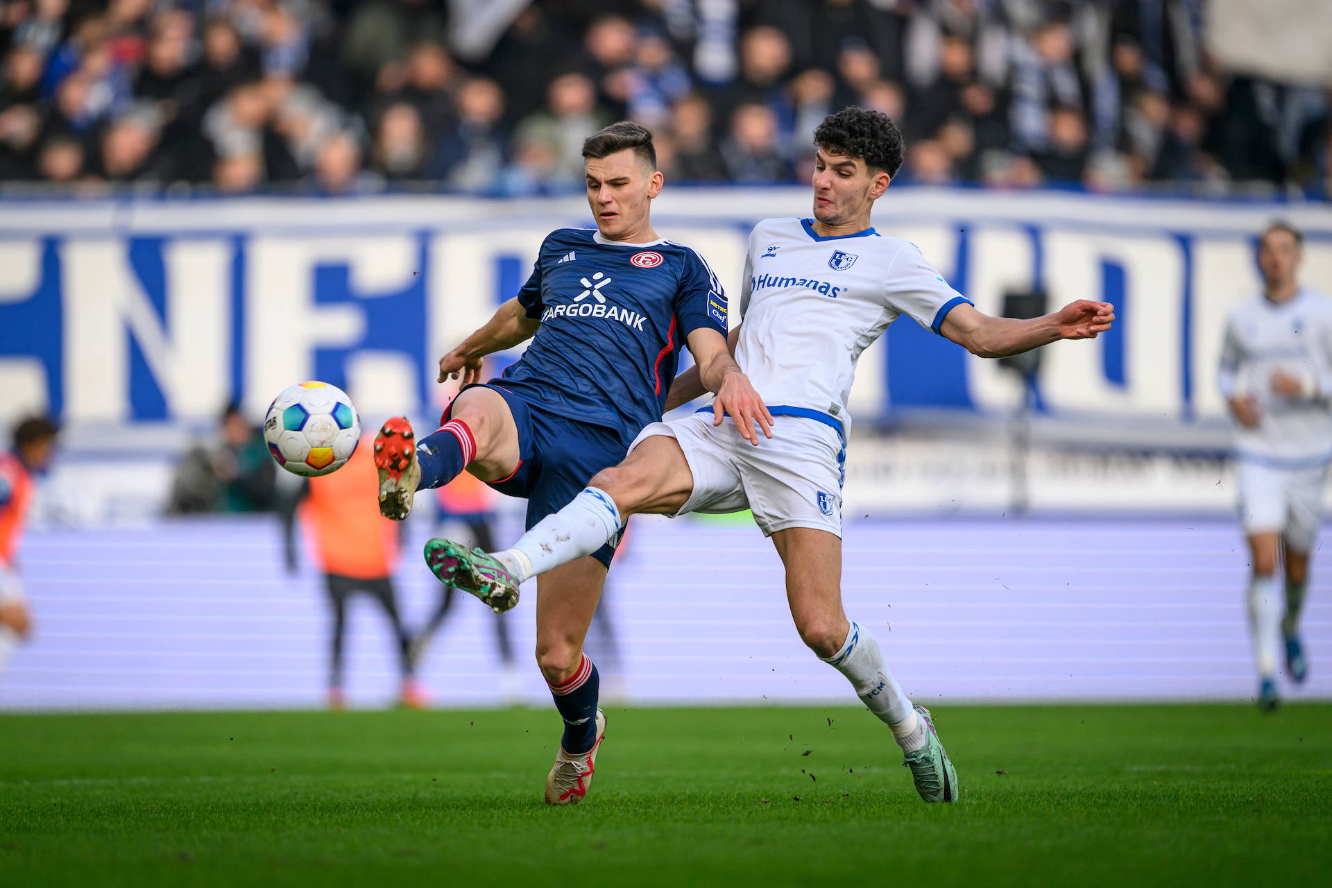 Daniel Elfadli im Zweikampf gegen F95