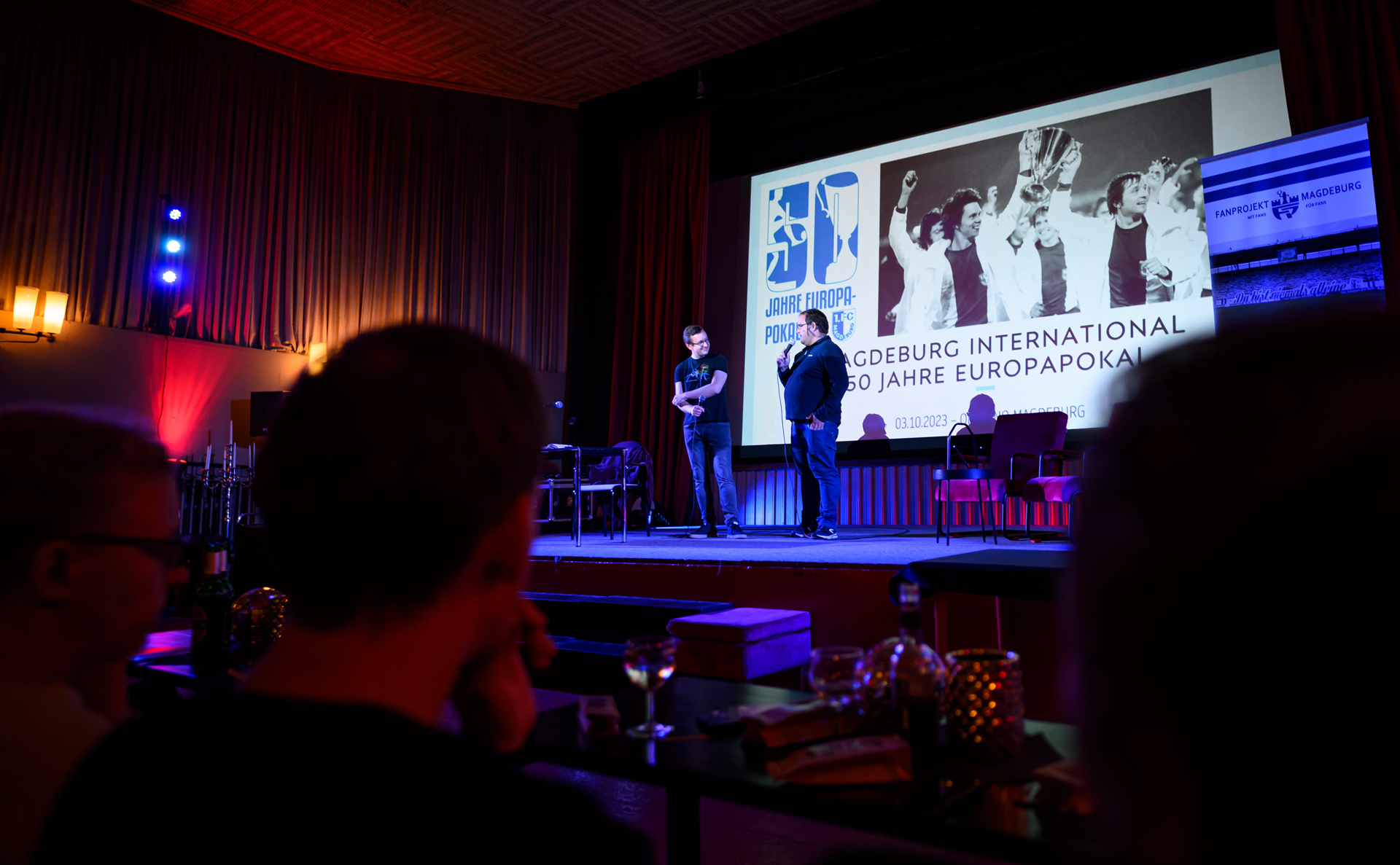 Max-Jacob Ost (links) und Stefan Roggenthin auf der Bühne des OLi-Kinos.
