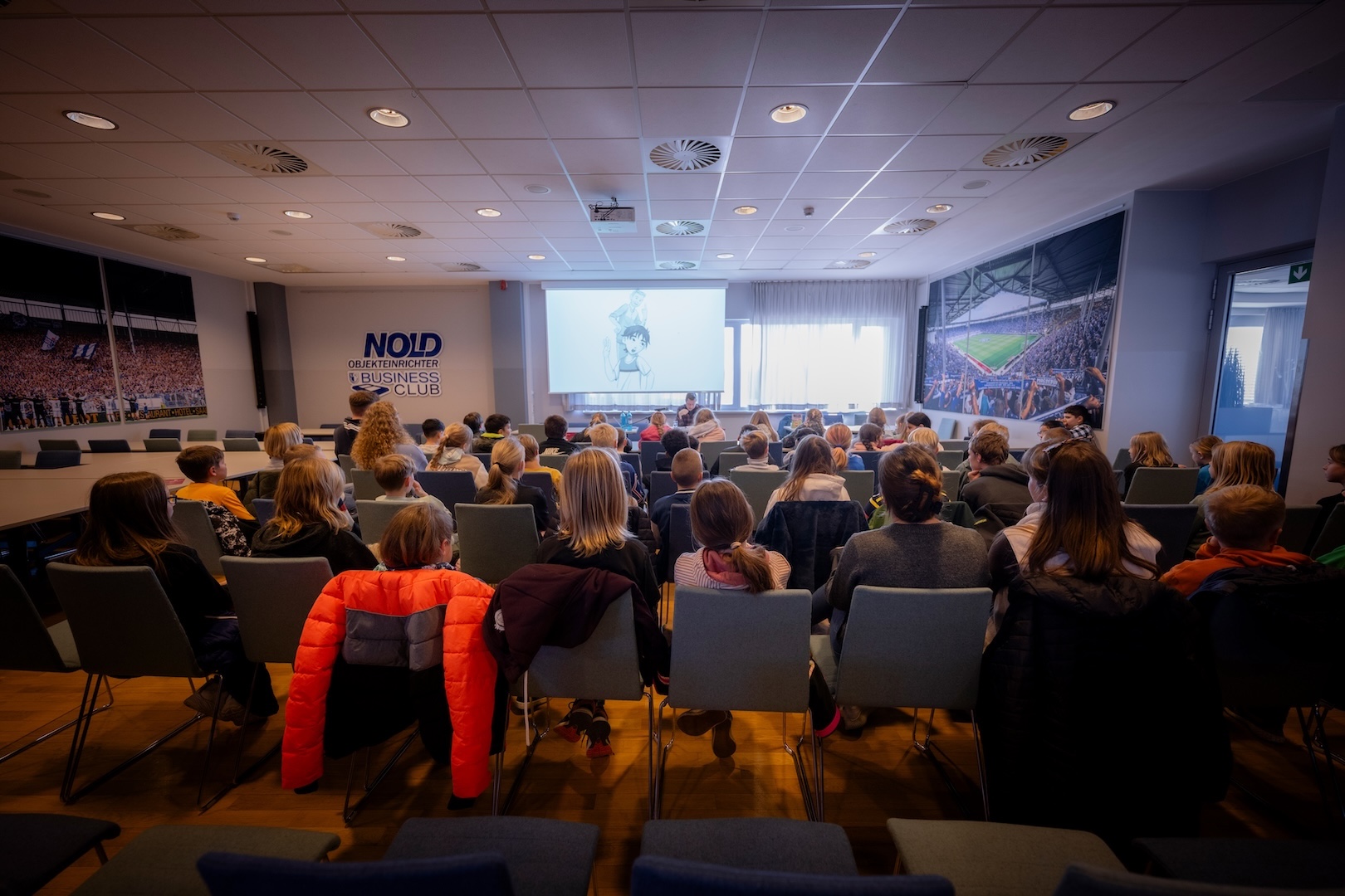 Ein Raum voller gespannter Kinder