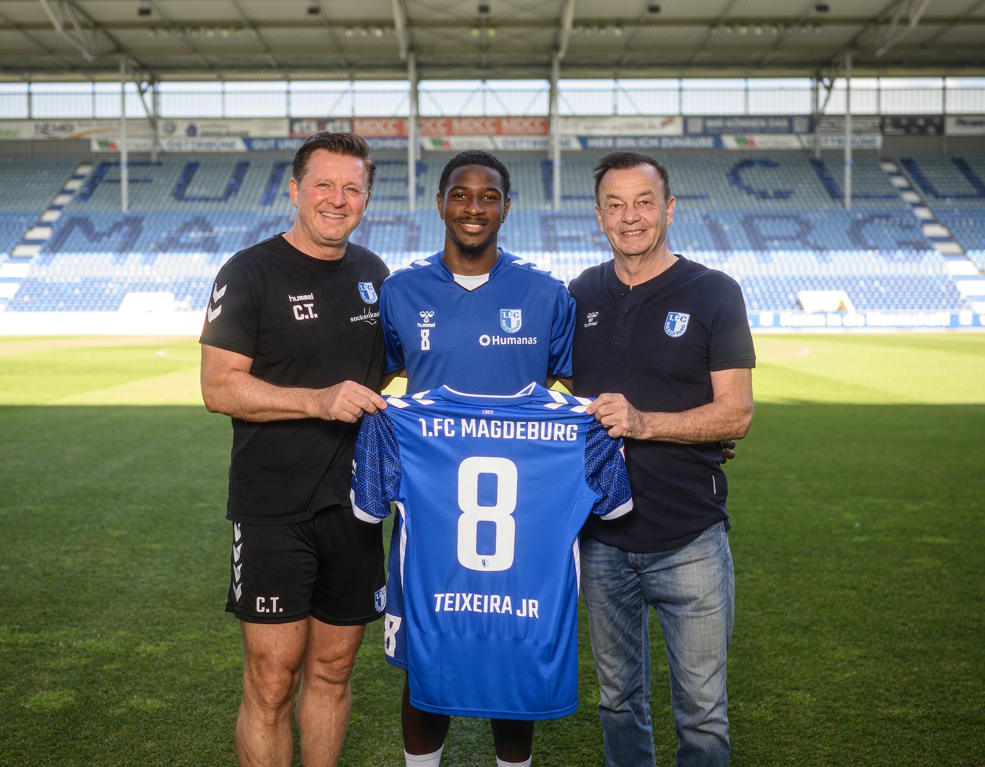 Bryan Teixeira (Mitte) mit Sportchef Otmar Schork (rechts) und Cheftrainer Christian Titz (links).