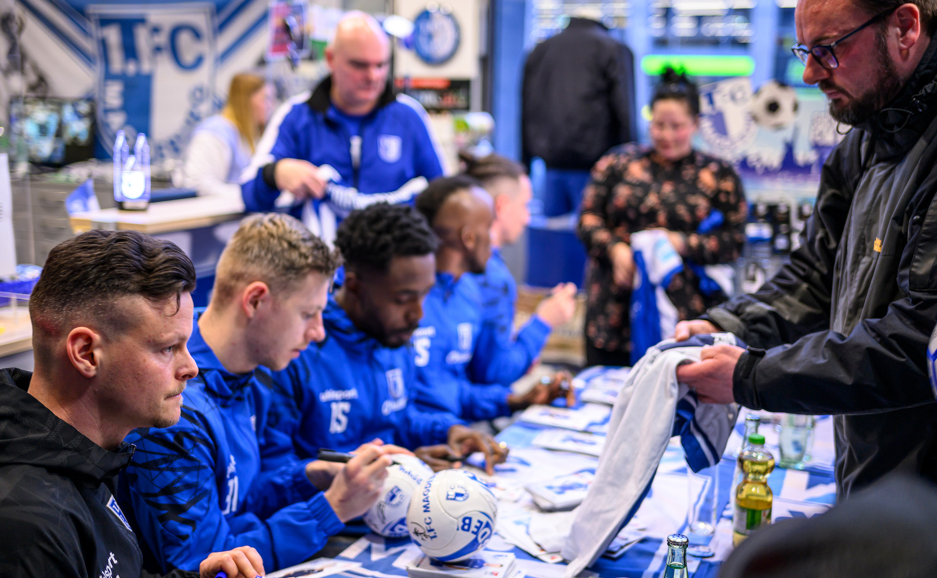 Auch das FCM-Team war regelmäßig bei Andreas Müller im Fanladen zu Gast.