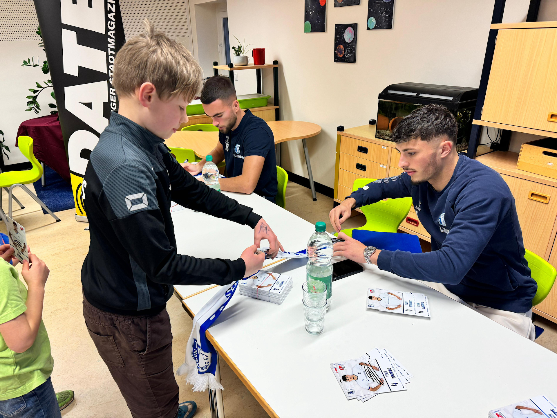 Eldin Dzogovic (rechts) und Emir Kuhinja schrieben fleißig Autogramme und erfüllten Fotowünsche.