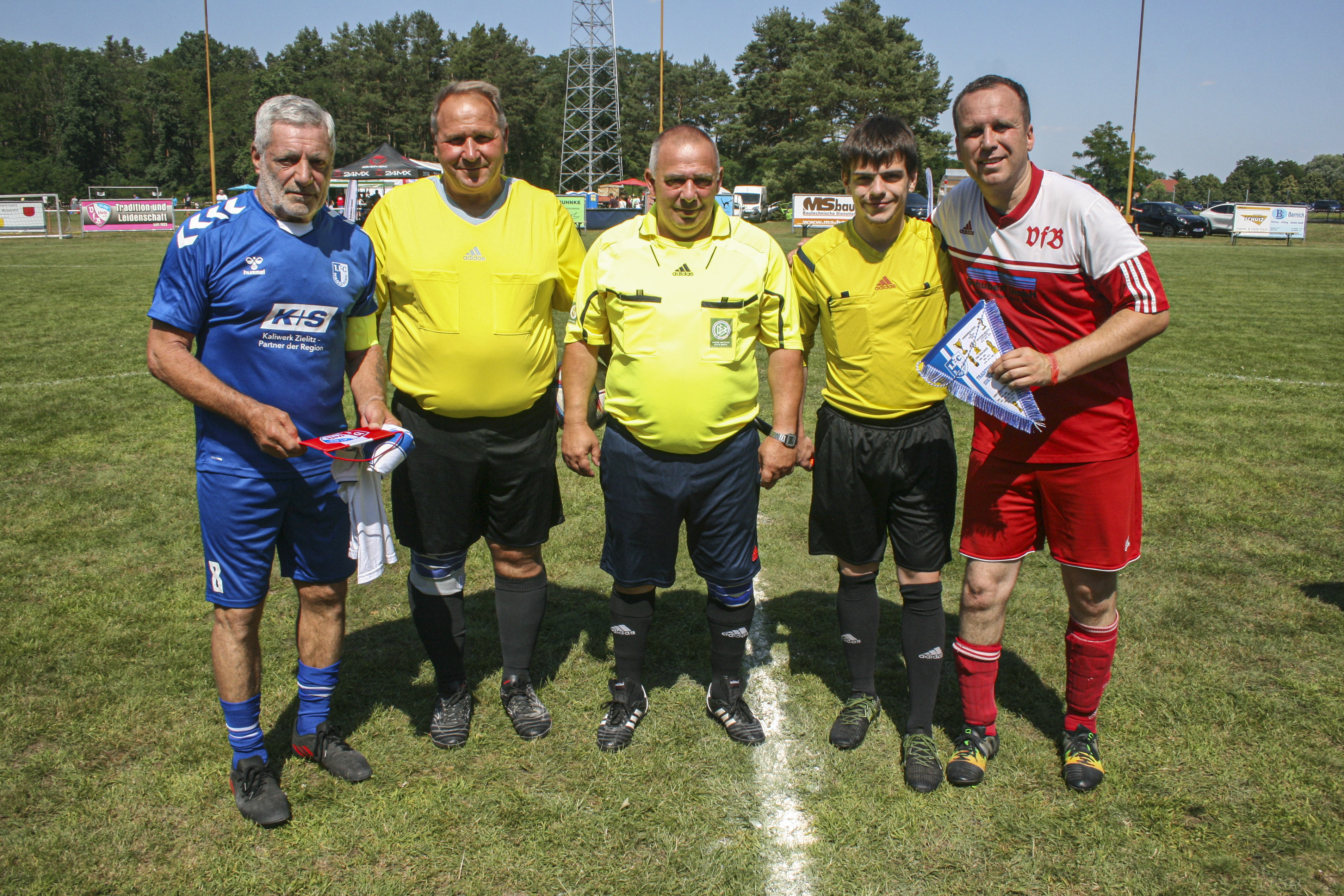 Axel Tyll (li.) kurz vor dem Anpfiff. Foto: FCM / Frank Helmke