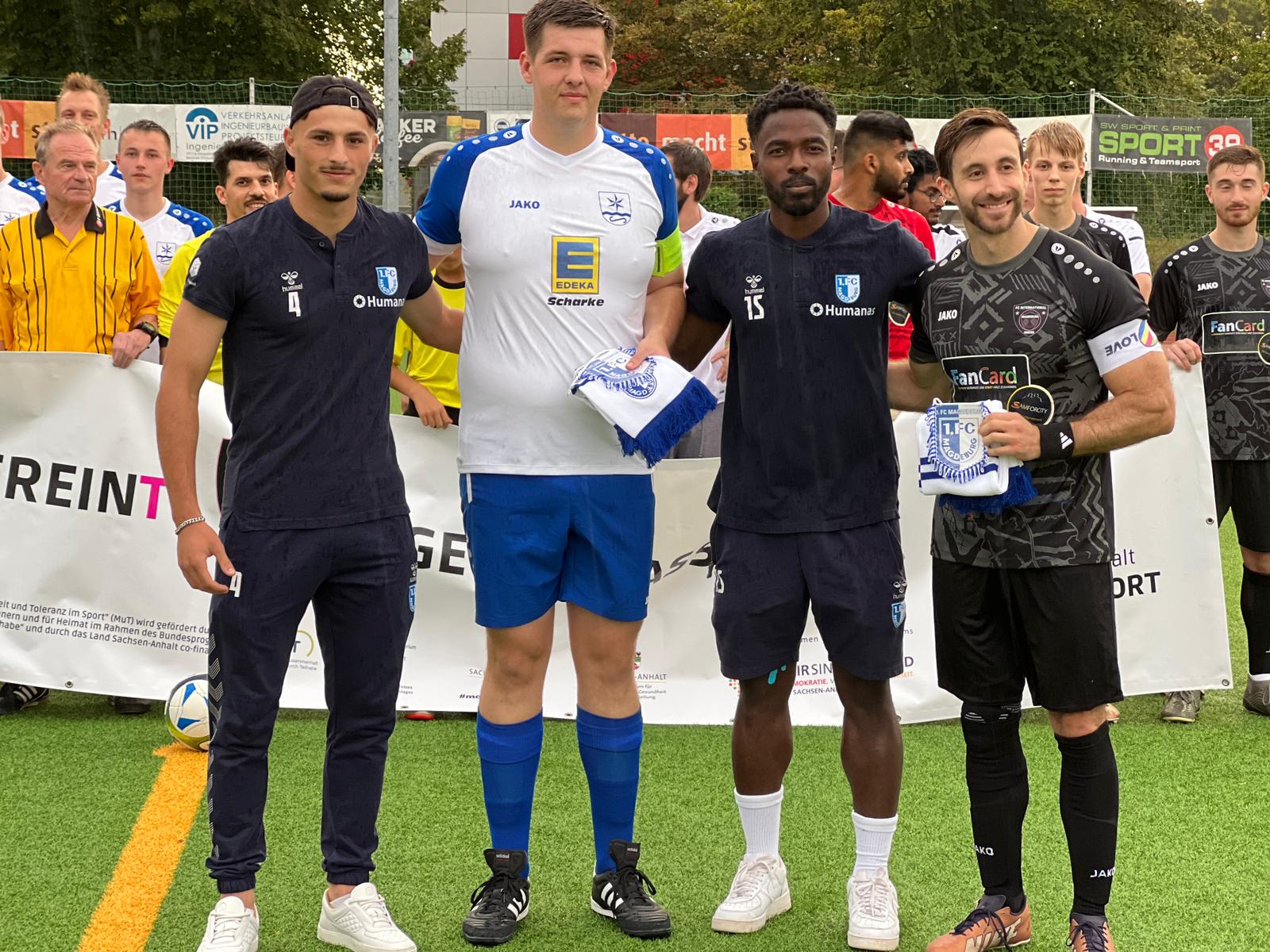 Eldin Dzogovic (links) und Daniel Heber (2. von rechts) übergaben jeweils einen FCM-Wimpel und einen Schal. Foto: FCM / Marius Sowislo