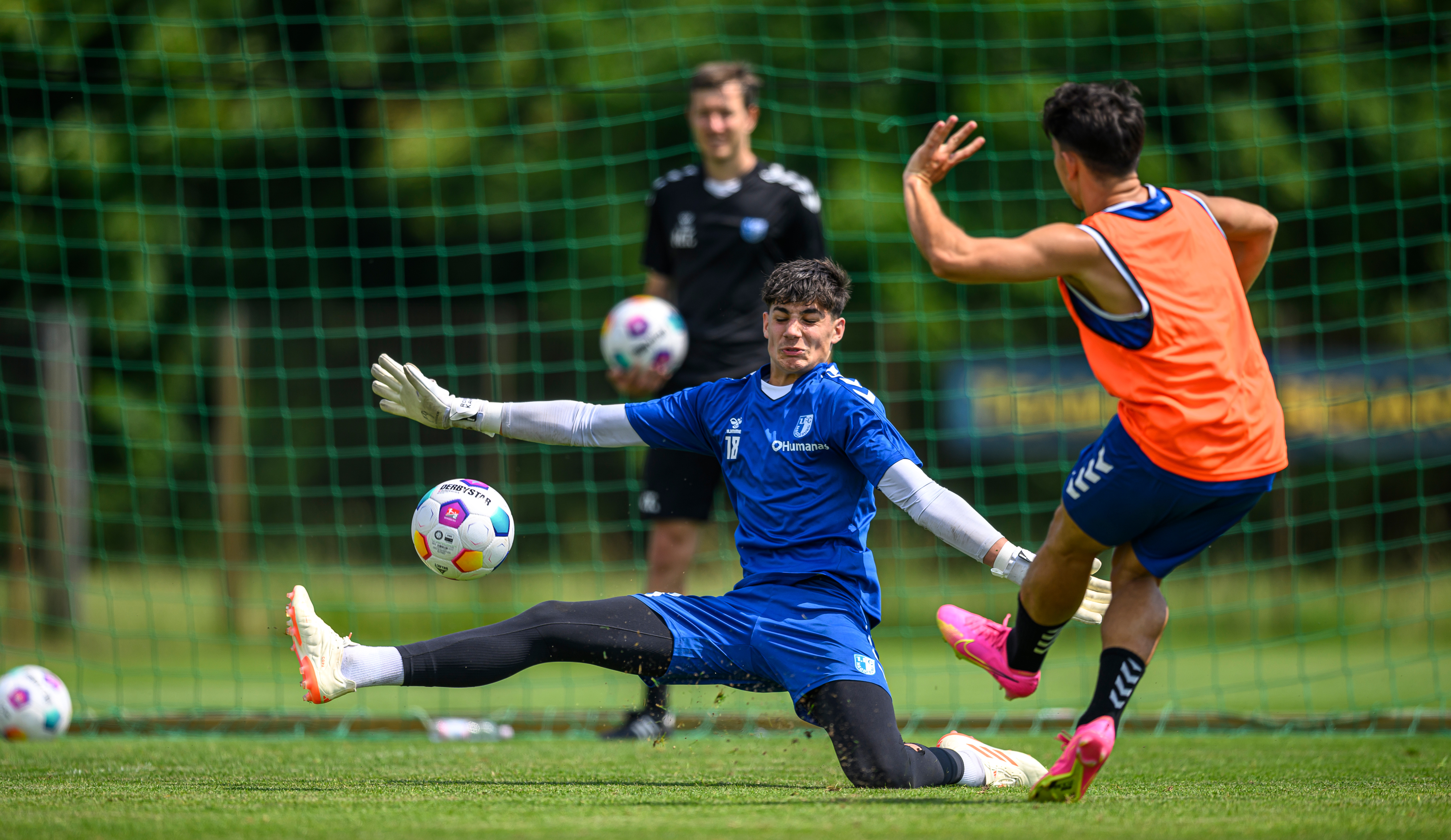 Robert Kampa beim Training der Zweitliga-Mannschaft gegen Jason Ceka.
