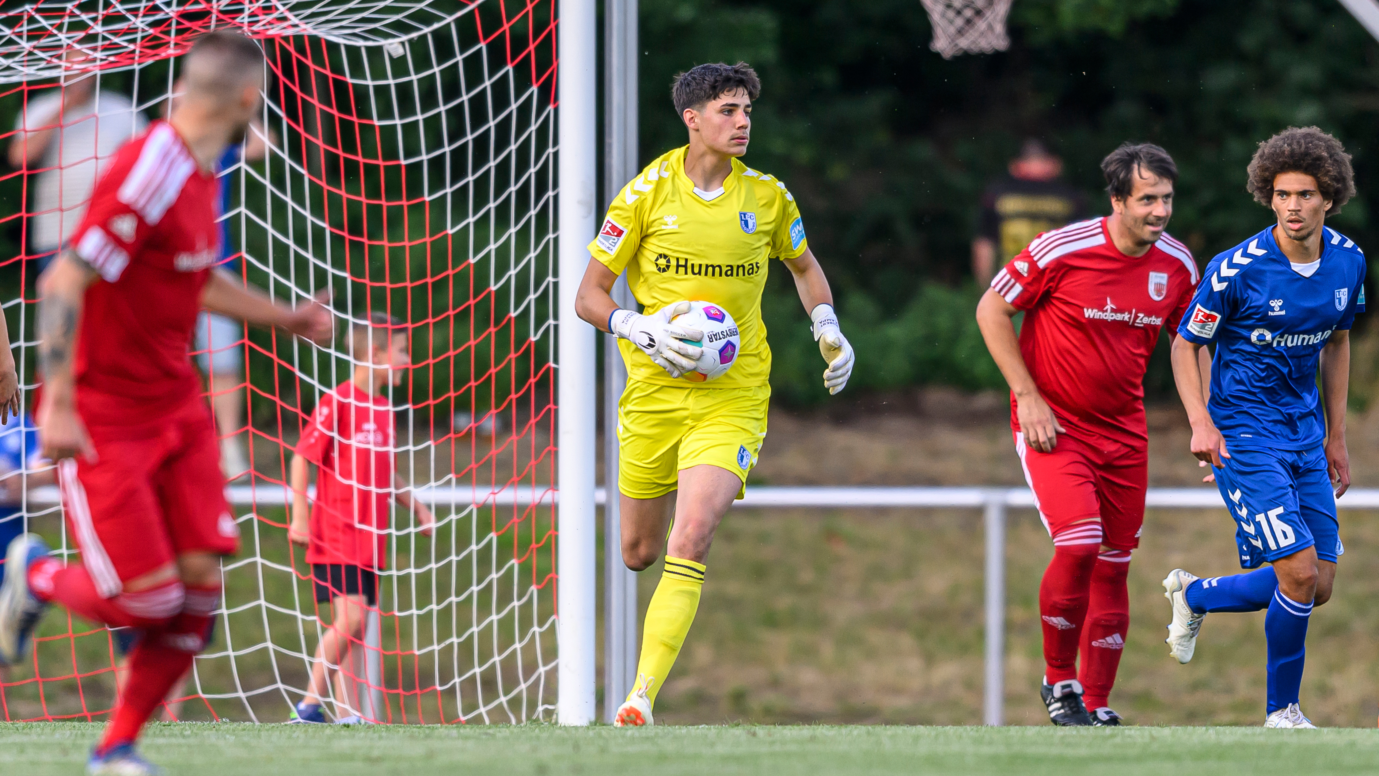 Robert Kampa sammelte in der Vorbereitung einige Einsatzminuten im Tor der Profis – hier beim Testspiel bei Rot-Weiß Zerbst.