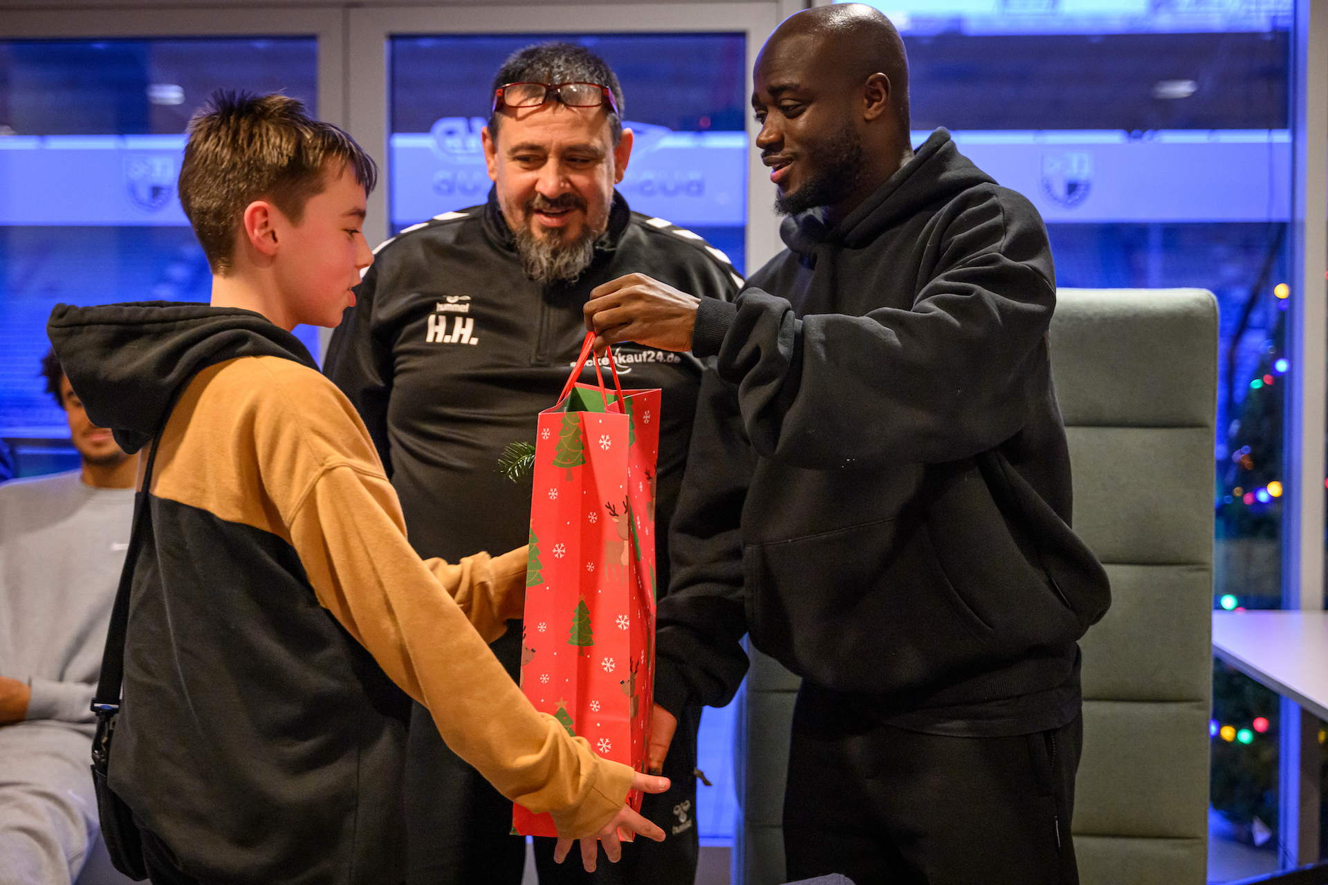 Die Mannschaft um Kapitän Amara Condé (rechts) übergaben Geschenke.