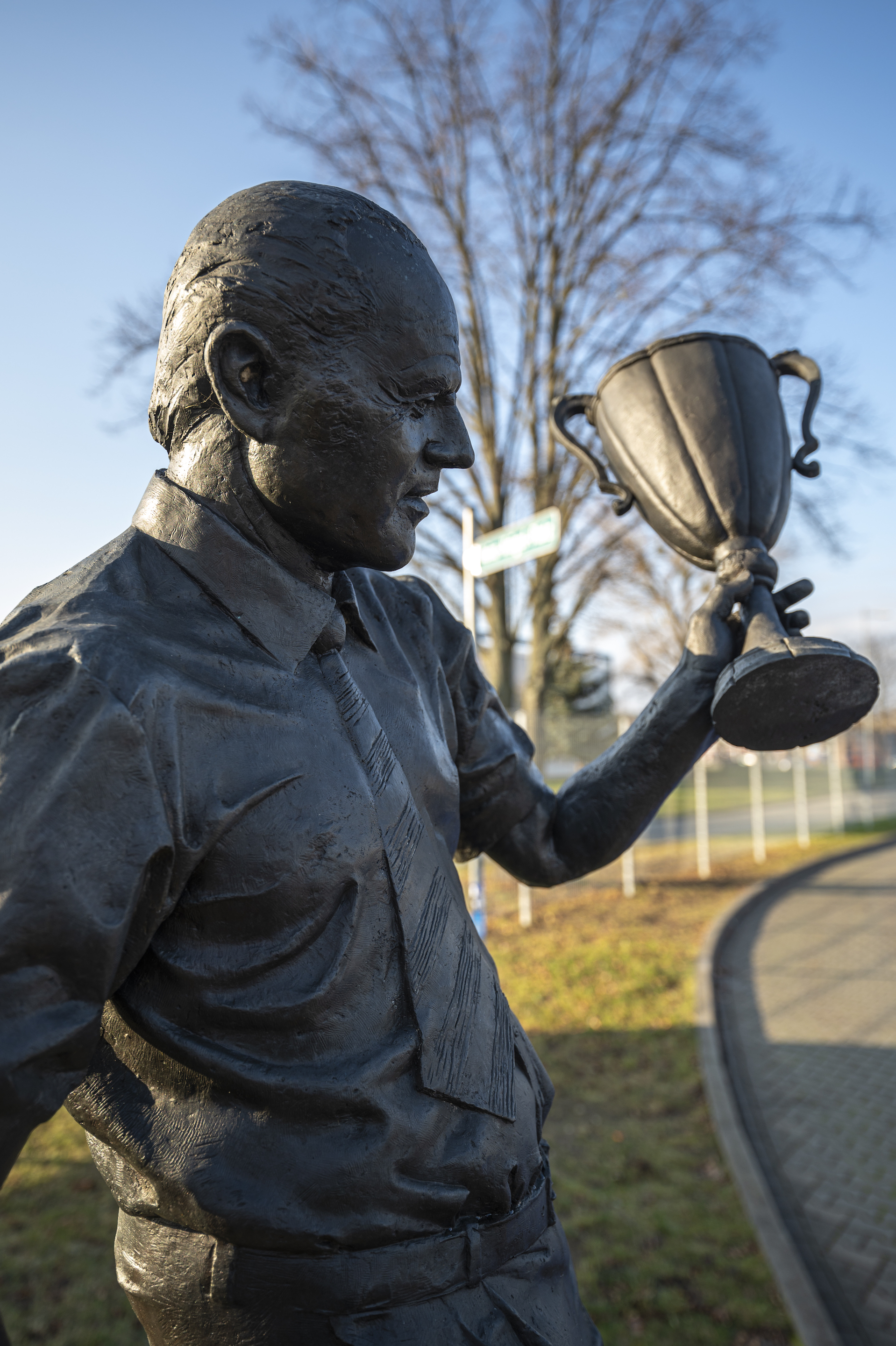 Vor der MDCC-Arena wurde ein Heinz-Krügel-Denkmal errichtet.