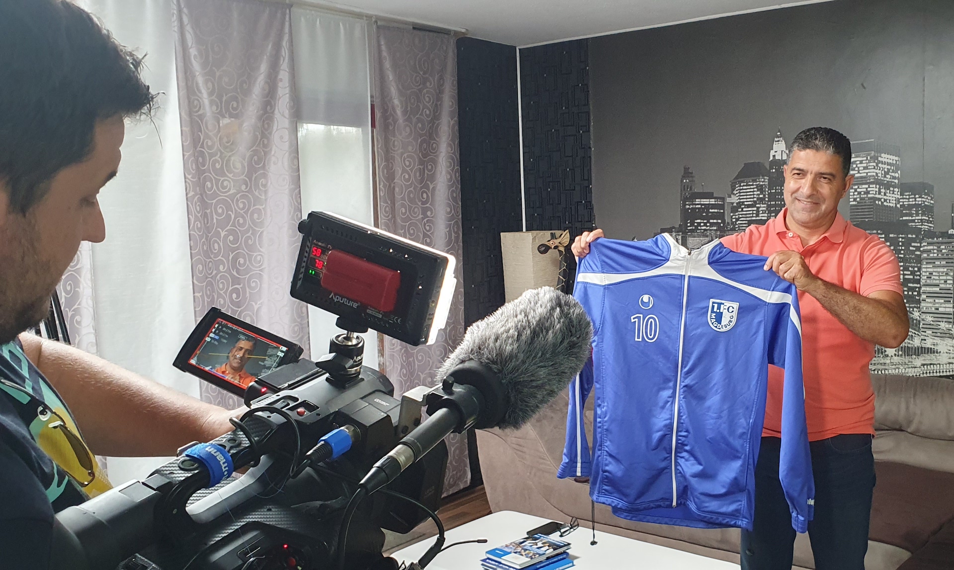 Kais Manai (rechts) bei Dreharbeiten mit Kameramann Tino Diesterheft. Foto: Kompakt Media