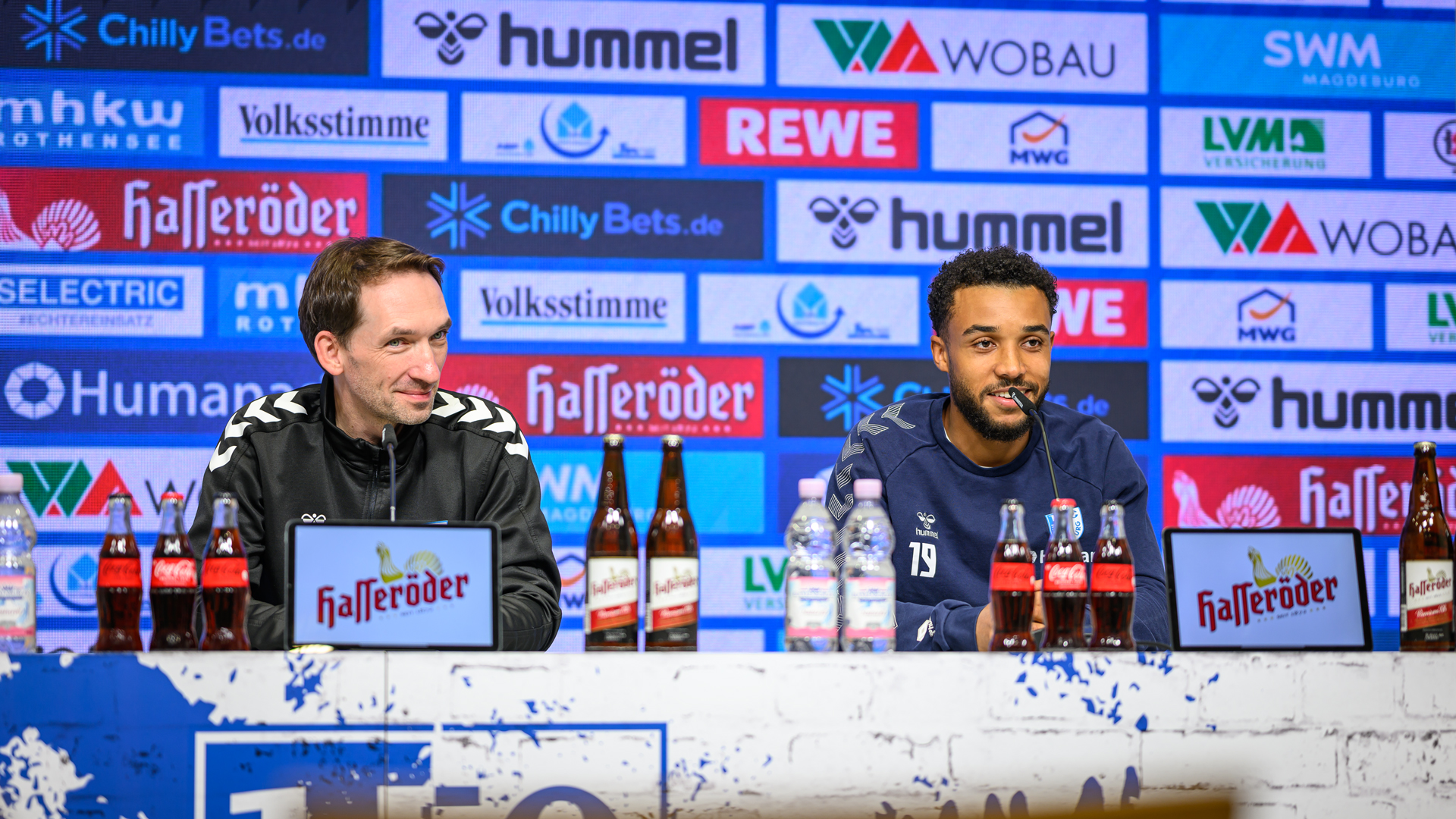 Manuel Holscher(links) und Leon Bell Bell während der Medienrunde