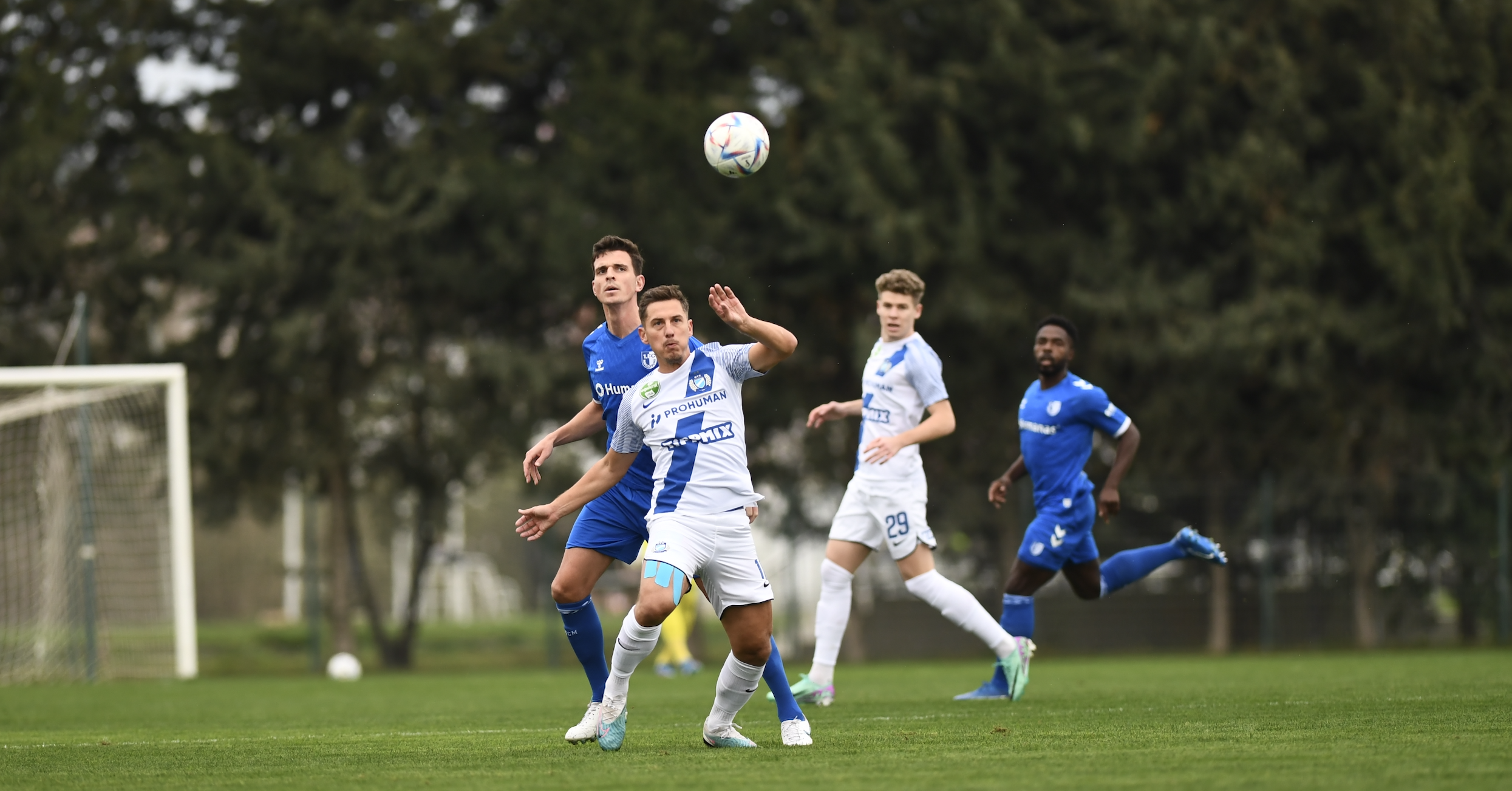 Tobias Müller im Zweikampf 