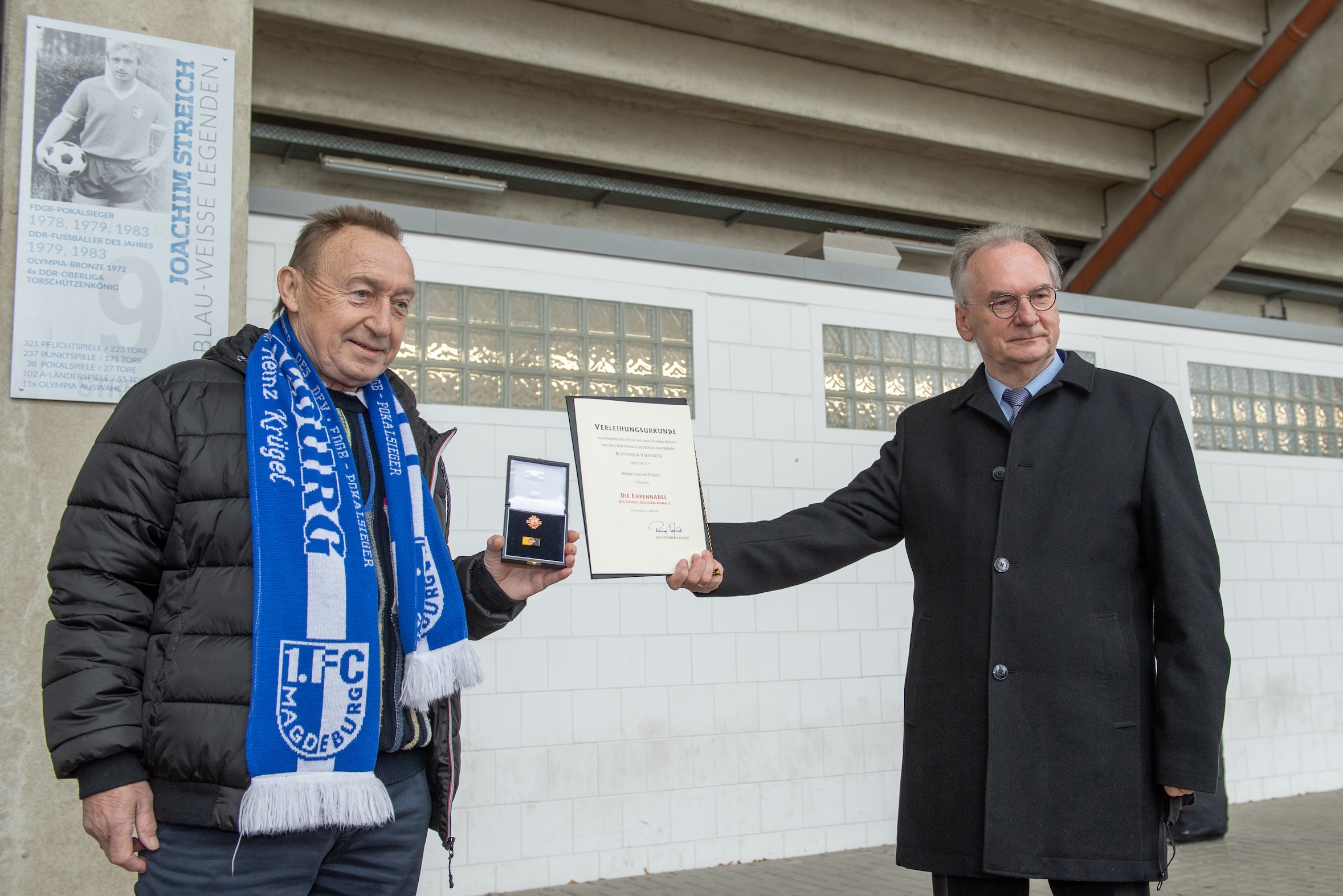 Joachim Streich erhielt viele Auszeichnungen – hier die Ehrennadel des Landes Sachsen-Anhalt von Ministerpräsident Dr. Reiner Haseloff.
