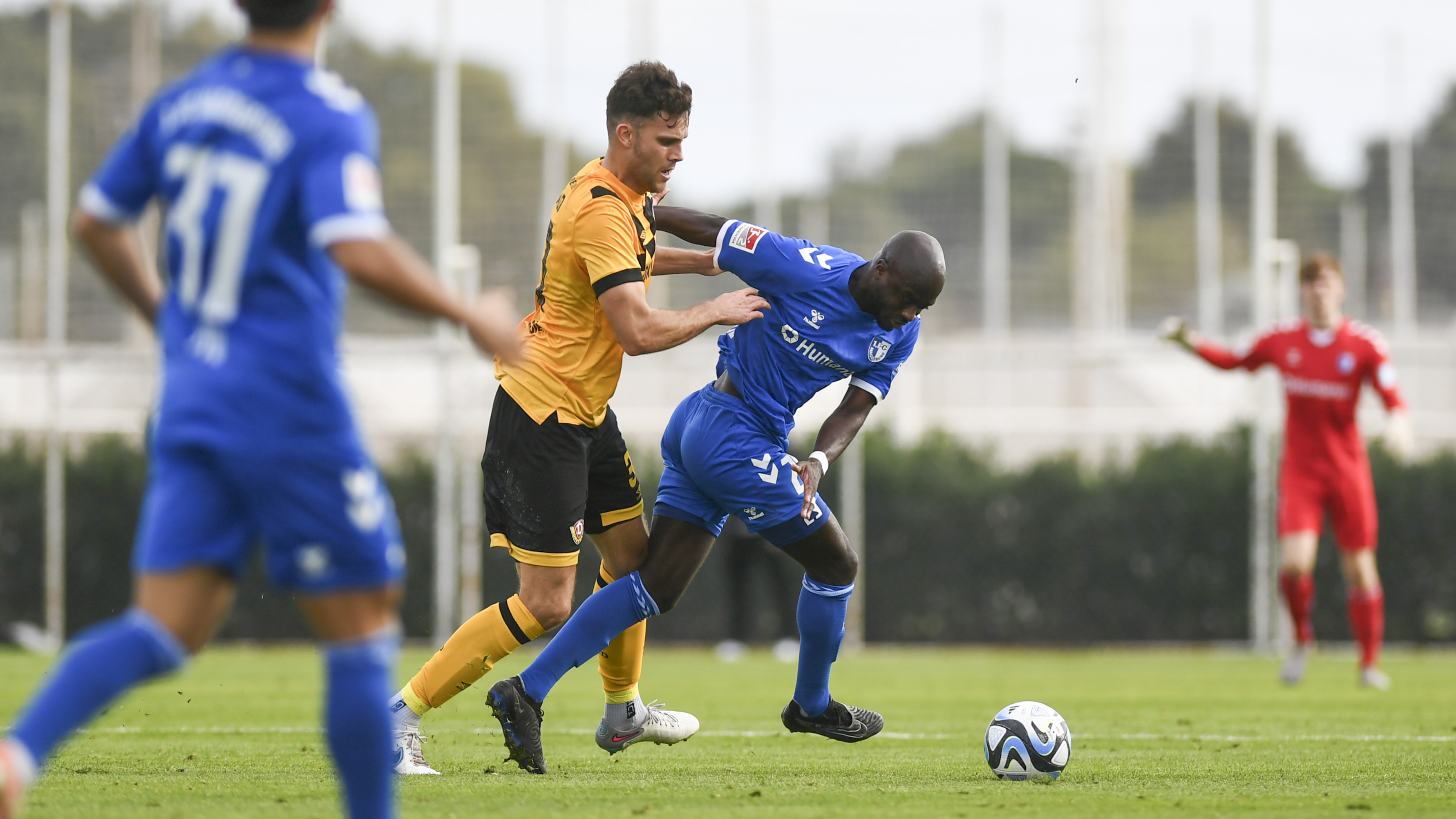 Amara Condé im Zweikampf gegen Dynamo Dresden