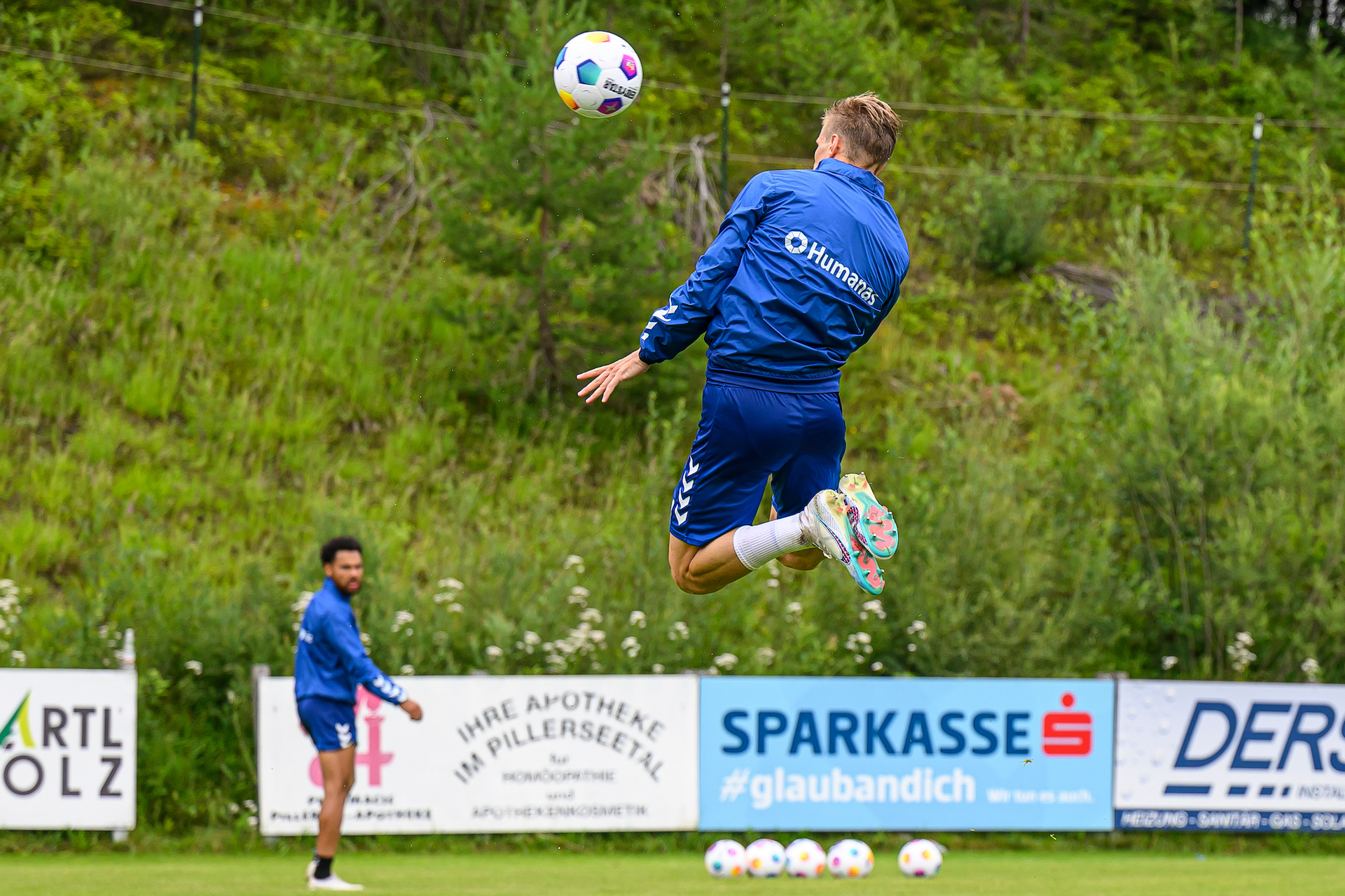 Luca Schuler steigt zum Kopfball hoch