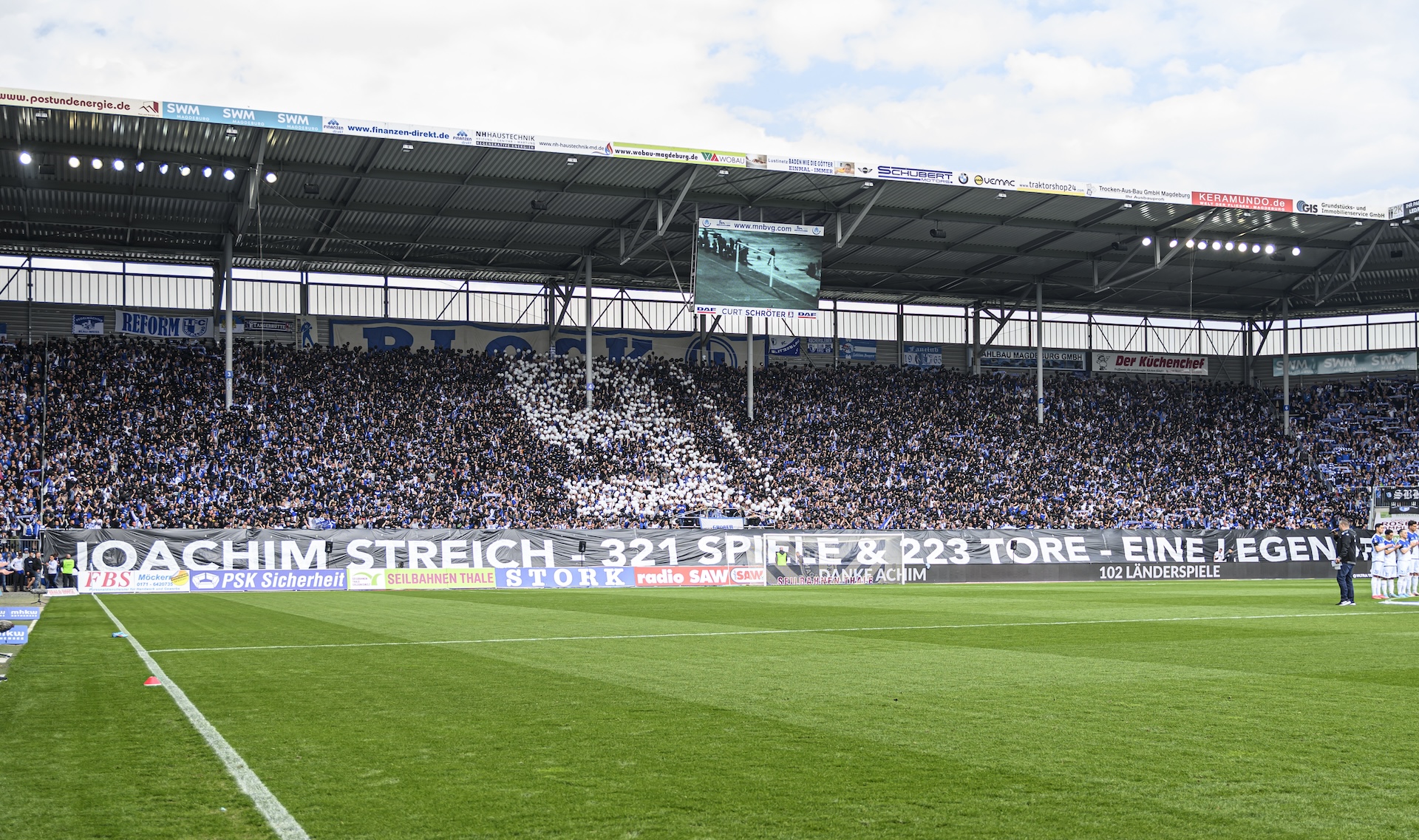 Im Heimspiel nach seinem Tod im April 2022 gedachten die Fans Joachim Streich mit einer Choreographie.