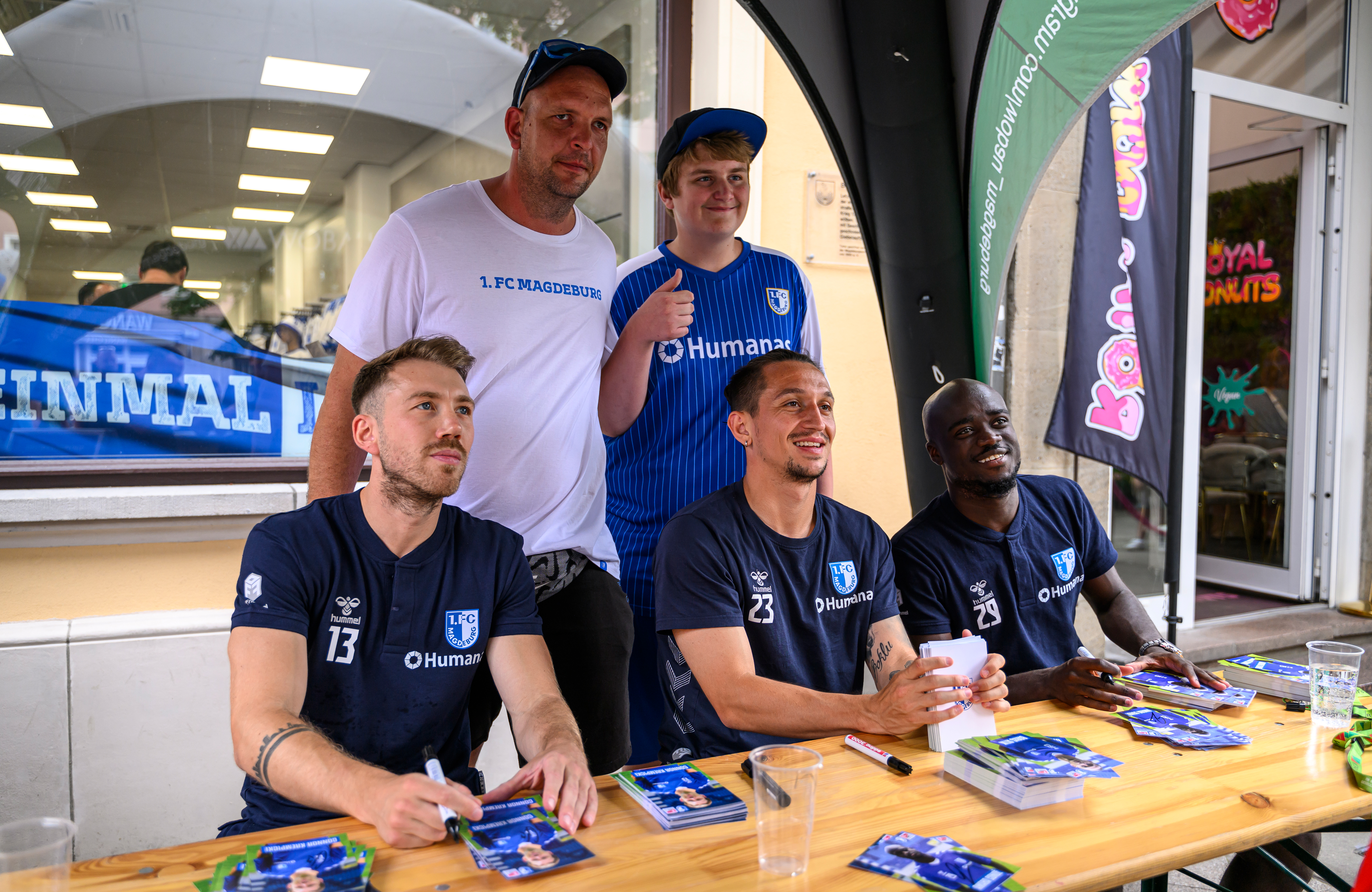 Connor Krempicki (vorne, von links), Baris Atik und Amara Condé bei der Autogrammstunde mit den Fans.