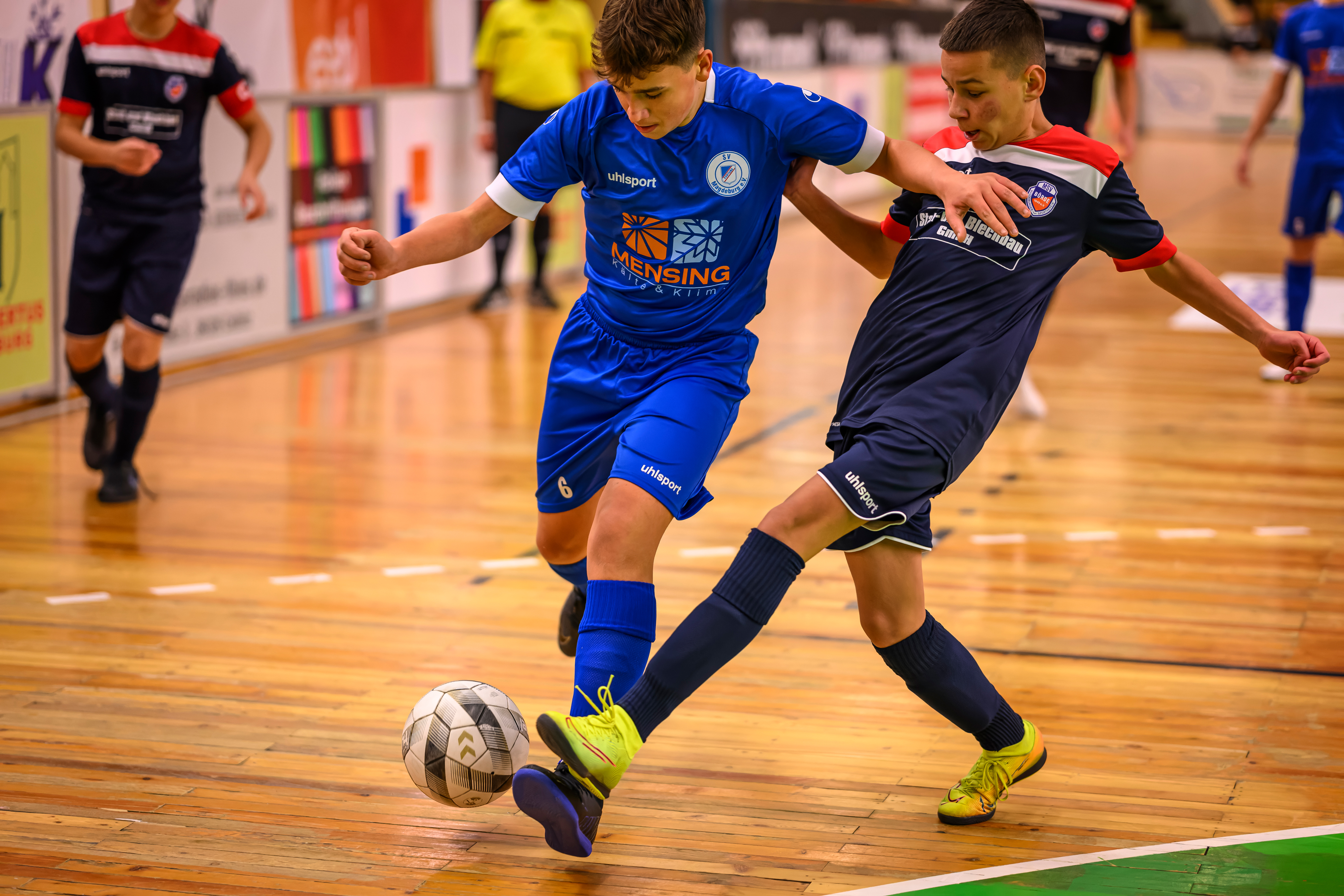 Kampf um den Ball in der Partie Fortuna Magdeburg gegen MSV Börde.