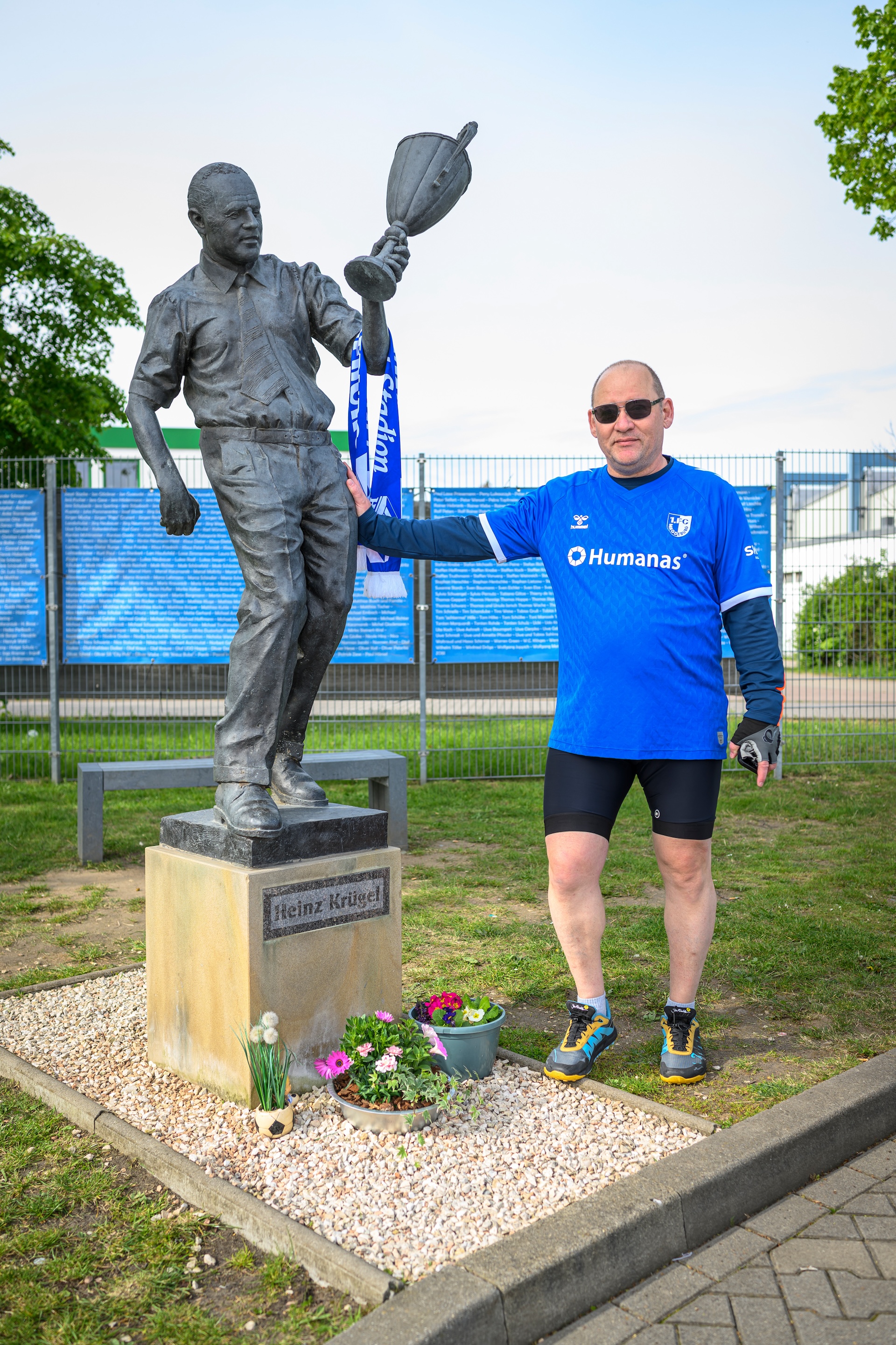 Manfred Herbst vor der Abfahrt am Heinz-Krügel-Denkmal.