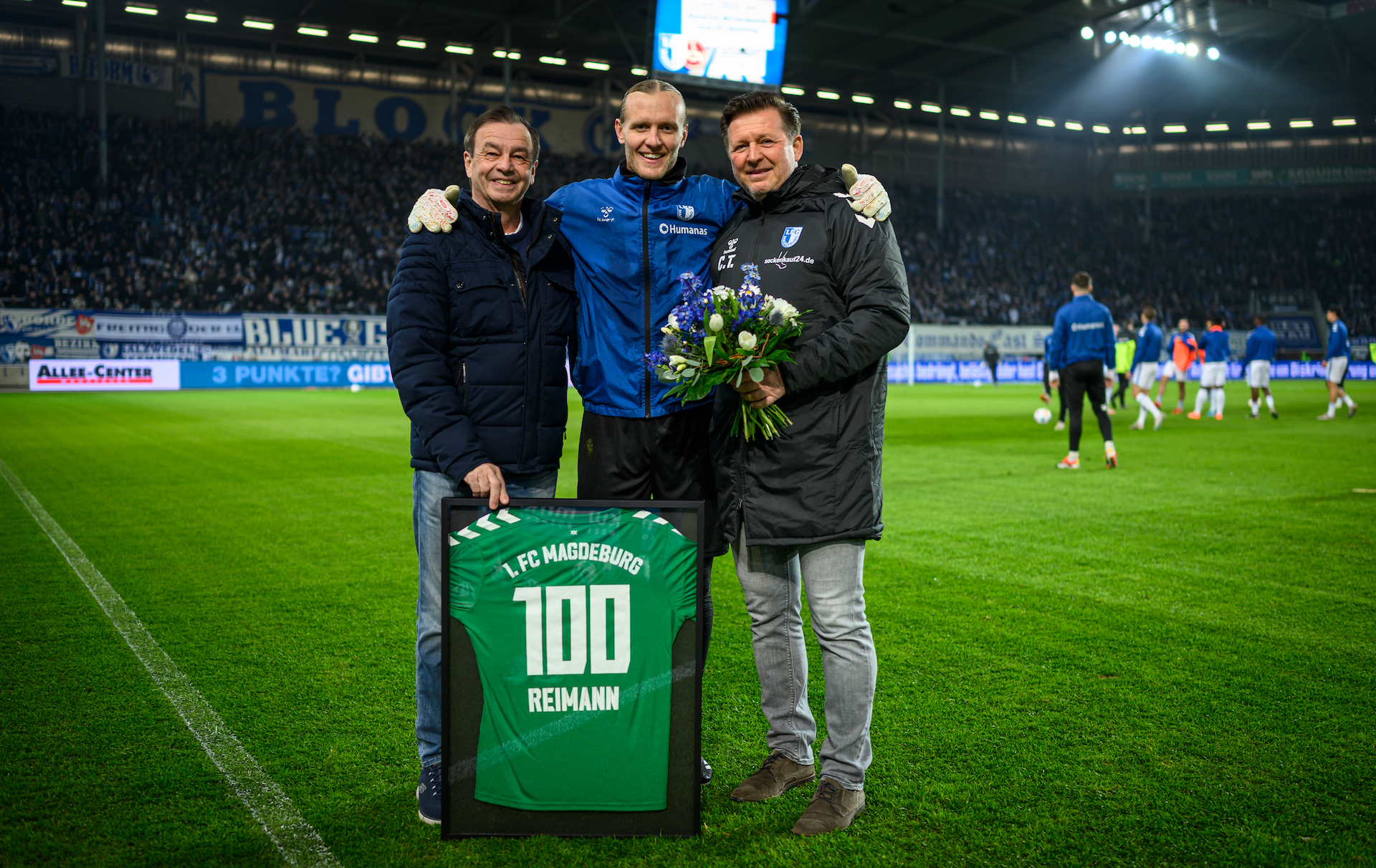 Otmar Schork(links), Dominik Reimann und Christian Titz(rechts) beglückwünschen Dominik Reimann  