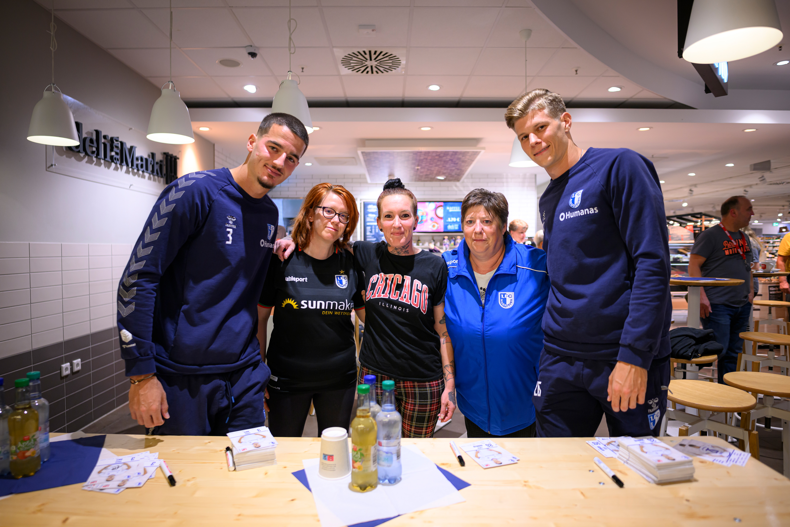 Andi Hoti (links) und Luca Schuler (rechts) bei der Autogrammstunde bei REWE im Allee-Center.