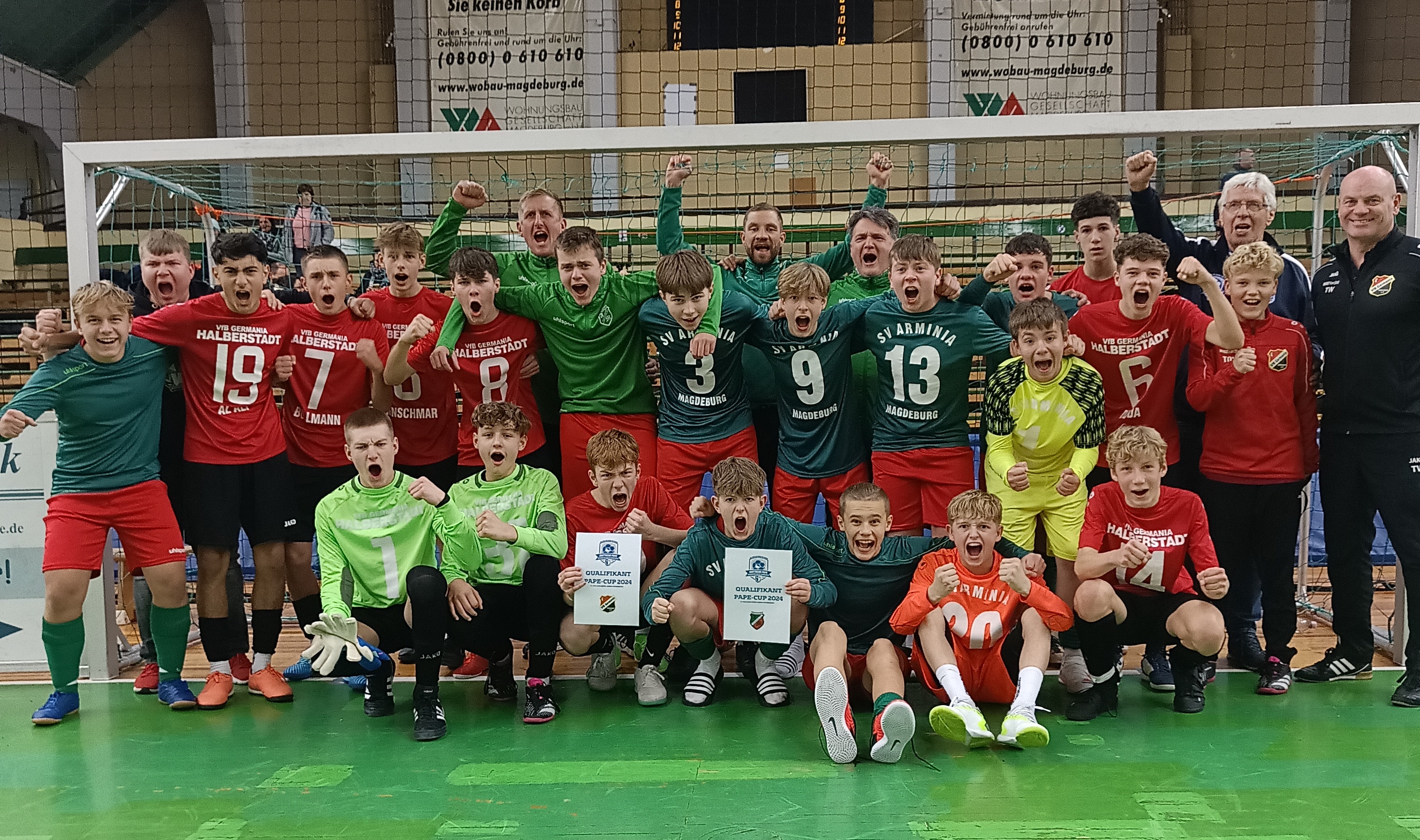 Gemeinsames Siegerfoto von Arminia Magdeburg und Germania Halberstadt.