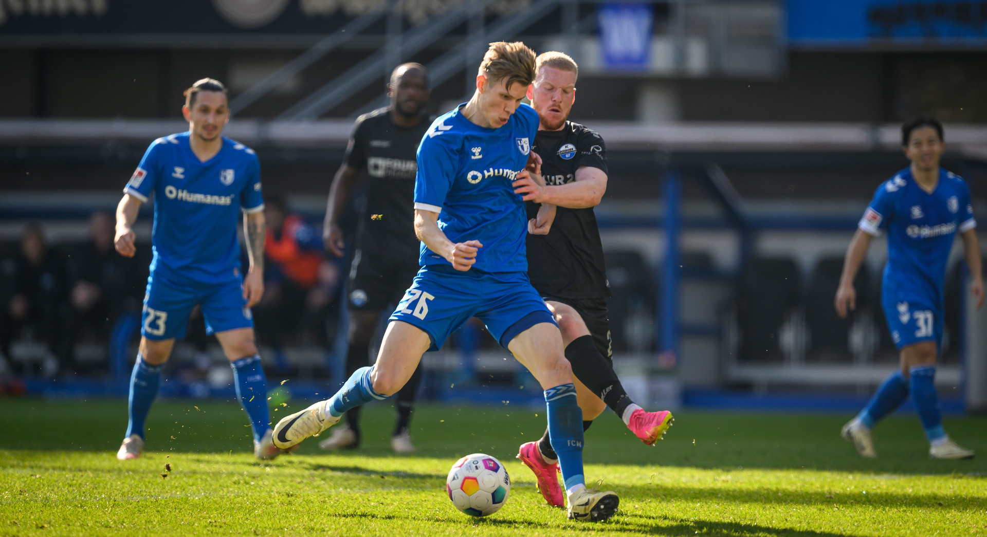 Luca Schuler im Zweikampf gegen Paderborn